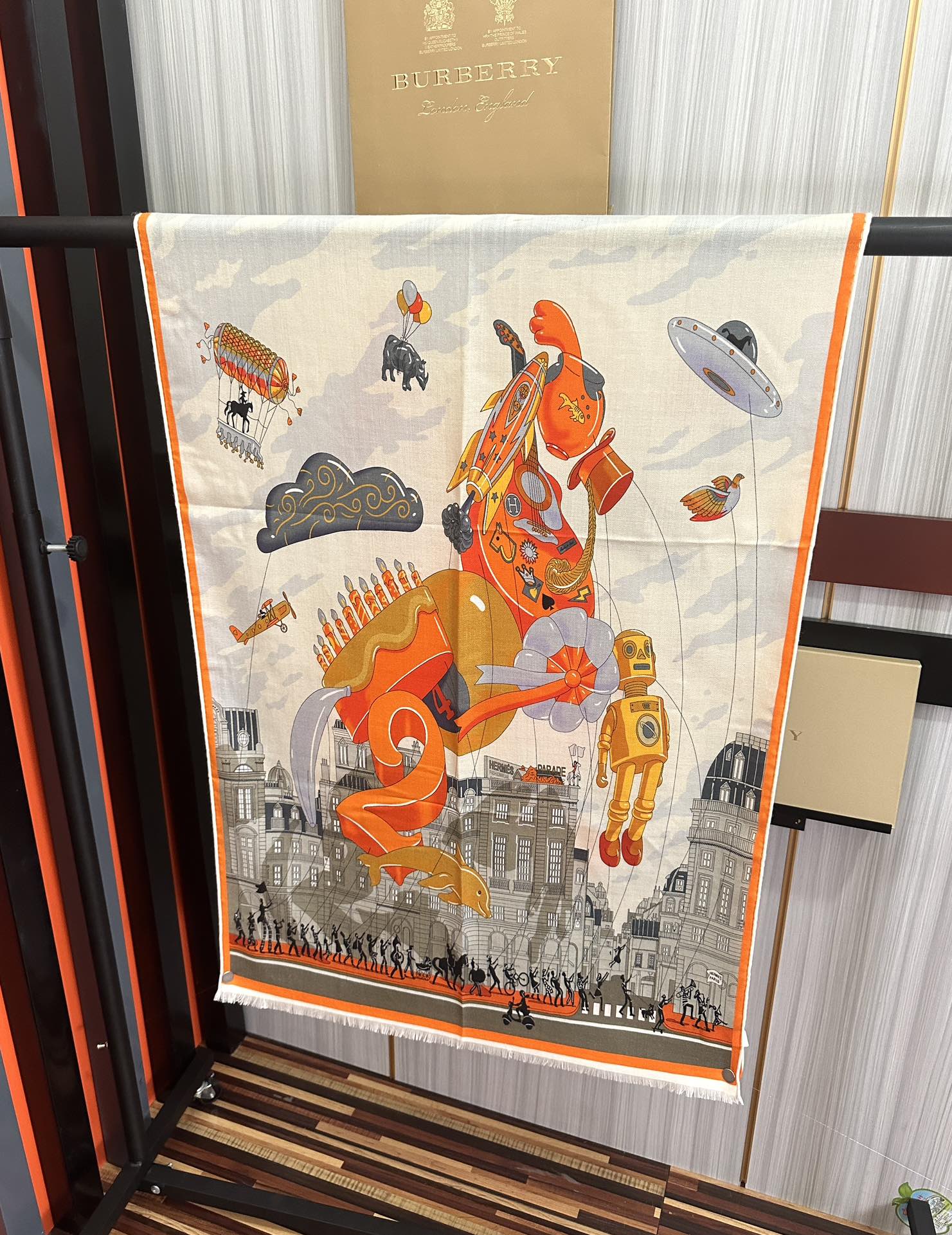 Hermès 爱马仕 2050【双面同色】太美了 下手一定要快 四季都可以用 真心美的让人非常非上身效果简直美翻了 品质非常完美 整个围巾给人气场的同时又非常 秀丽 绝对值得入手的新款 实物一拿到就会庆幸自己是女人的绝美好货 尺寸：65x185