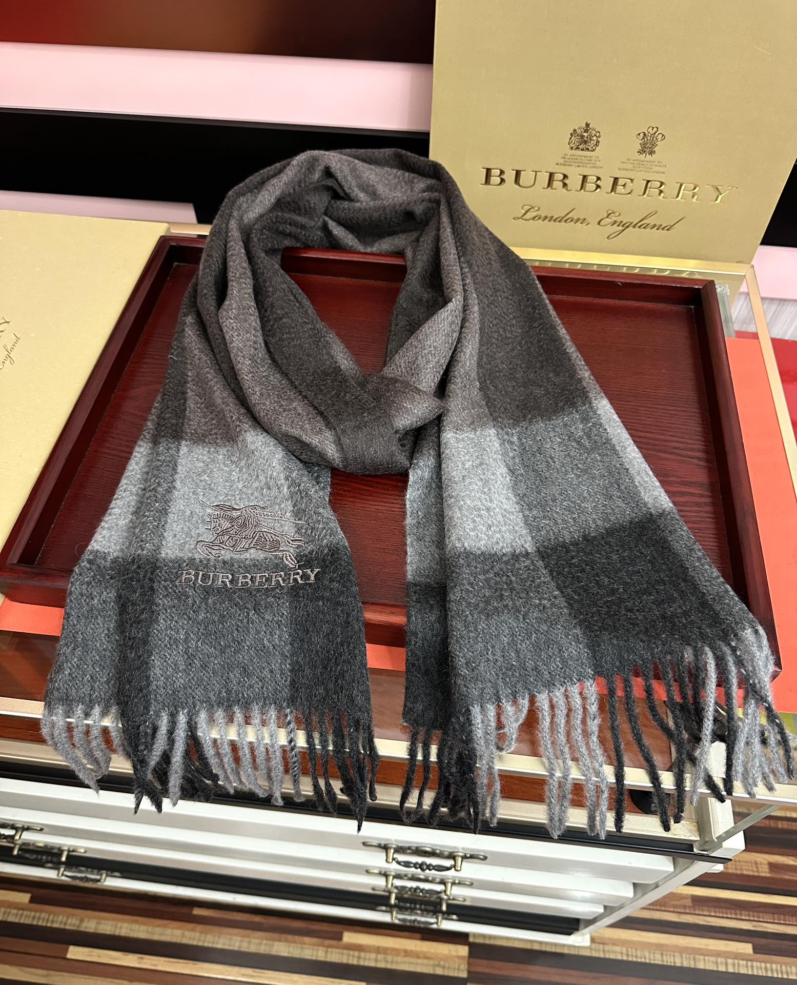 Burberry 巴宝莉100%羊绒 2025最 【采用内蒙古山羊绒】 围巾‼ 太美了 让人耳目一新的感觉 手感柔软舒适