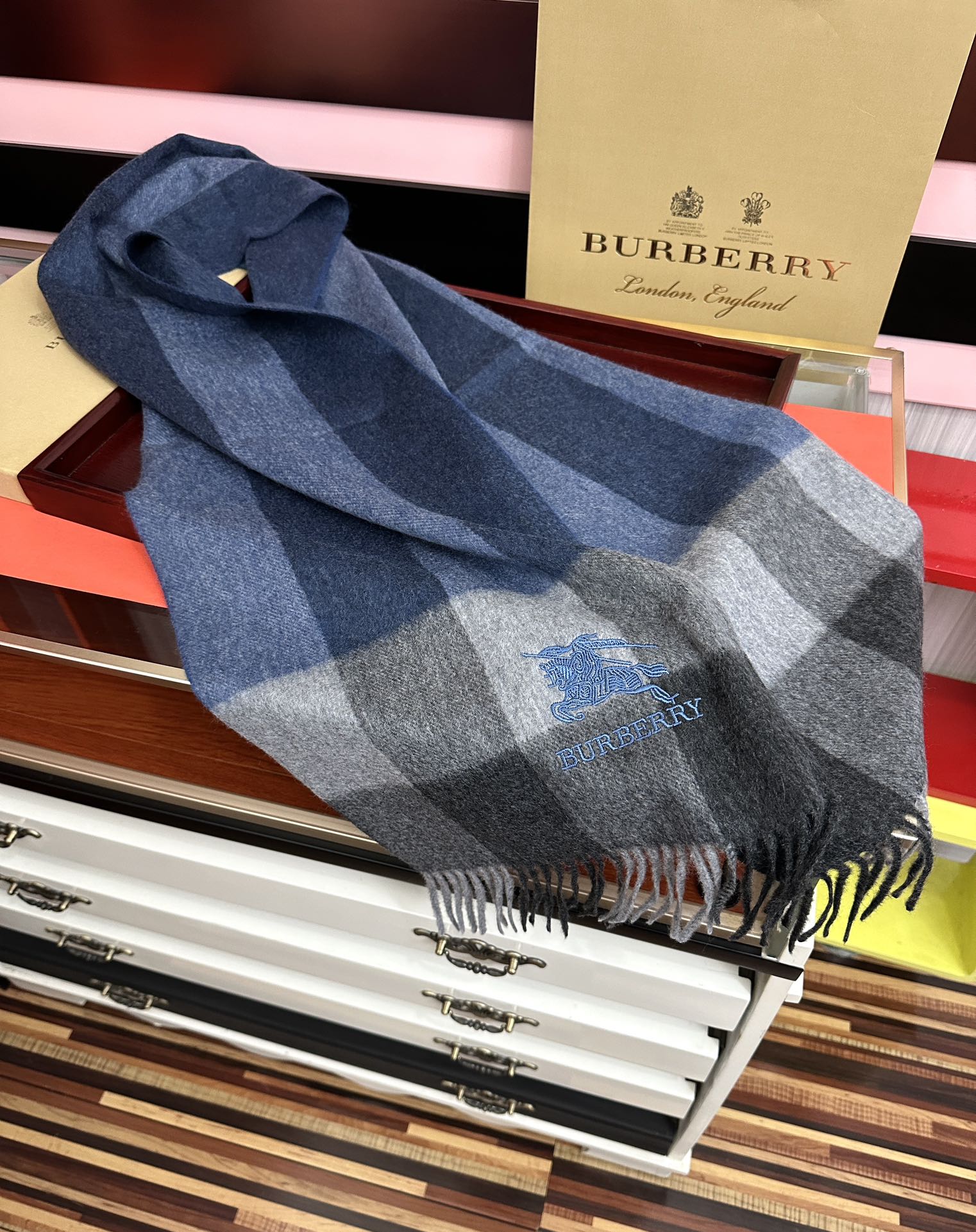 Burberry 巴宝莉100%羊绒 2025最 【采用内蒙古山羊绒】 围巾‼ 太美了 让人耳目一新的感觉 手感柔软舒适