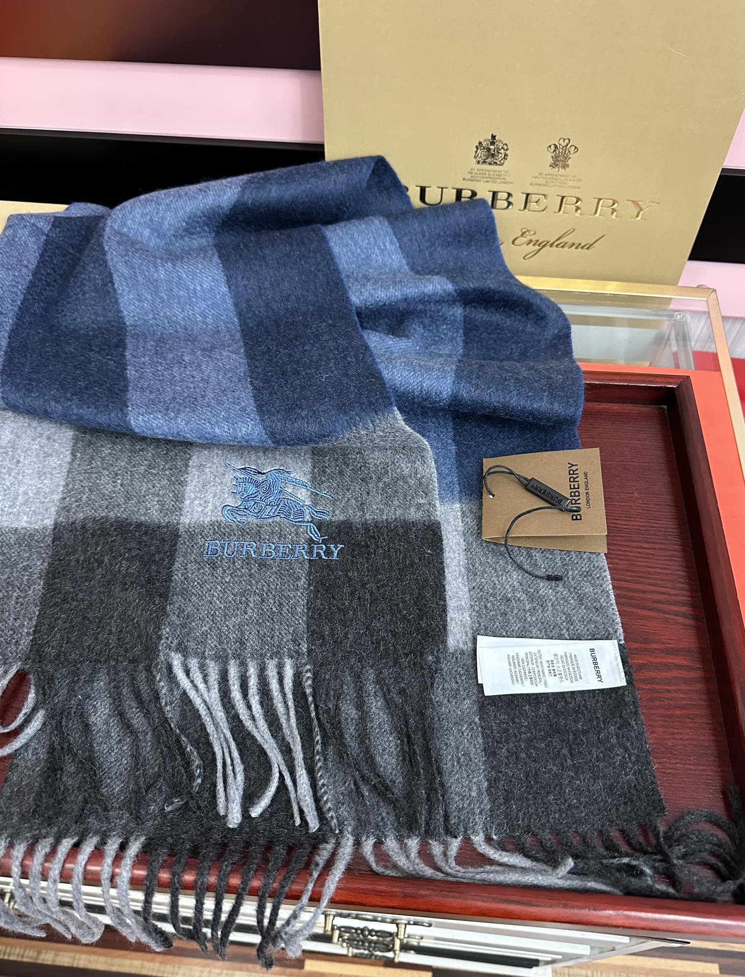 Burberry 巴宝莉100%羊绒 2025最 【采用内蒙古山羊绒】 围巾‼ 太美了 让人耳目一新的感觉 手感柔软舒适