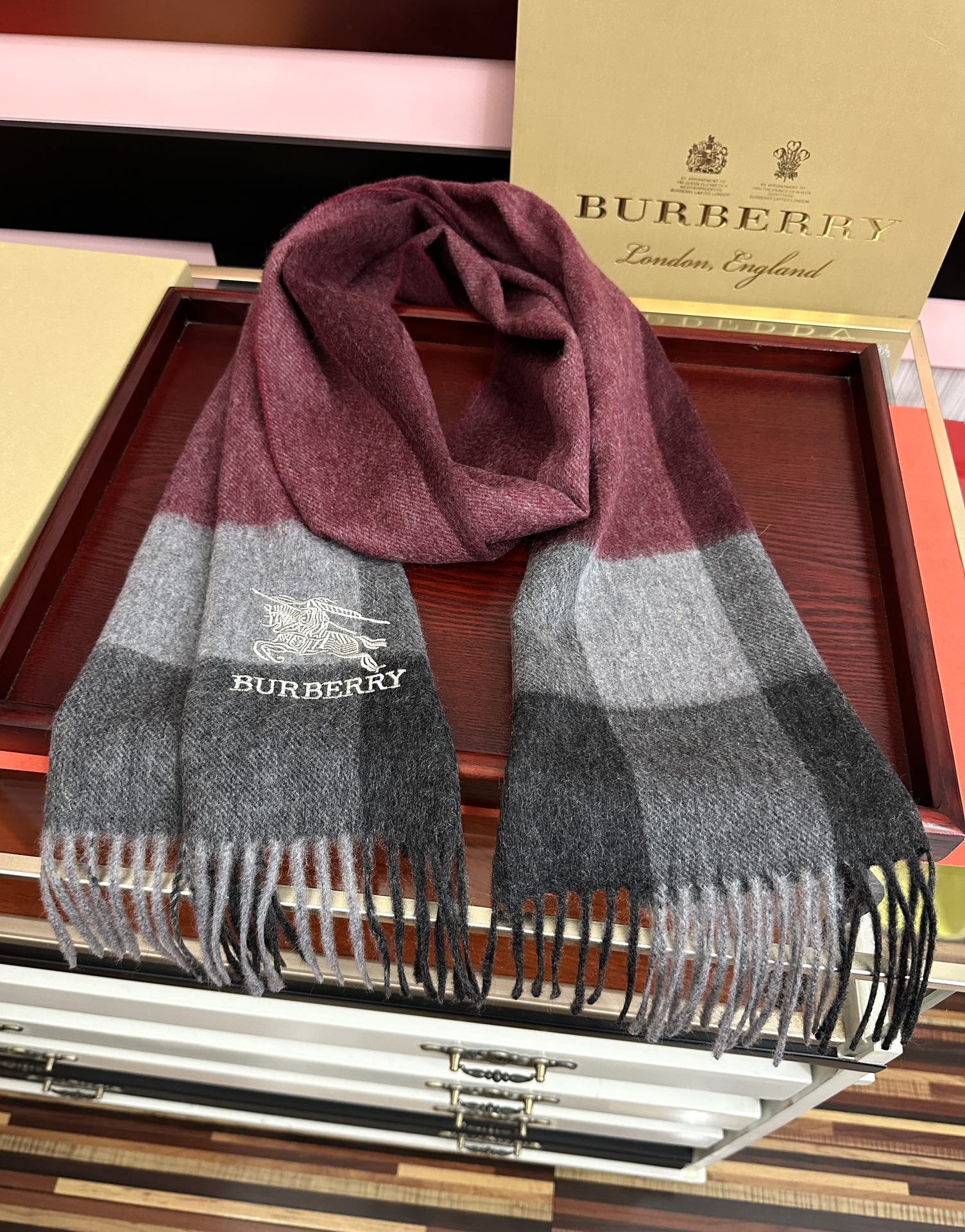 Burberry 巴宝莉100%羊绒 2025最 【采用内蒙古山羊绒】 围巾‼ 太美了 让人耳目一新的感觉 手感柔软舒适