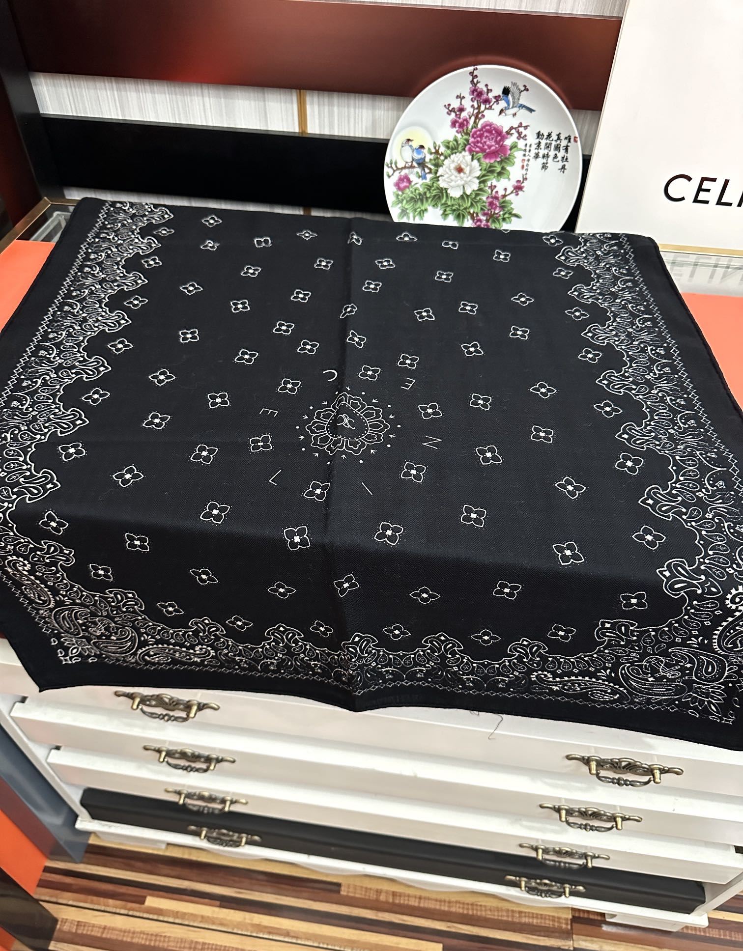 Celine 赛琳 2025最新款【双面同色印花】 下手一定要快 四季都可以用 真心美的让人非常非上身效果简直美翻了 品质非常完美 整个围巾给人气场的同时又非常 秀丽 绝对值得入手的新款 实物一拿到就会庆幸自己是女人的绝美好货 尺寸：65x185