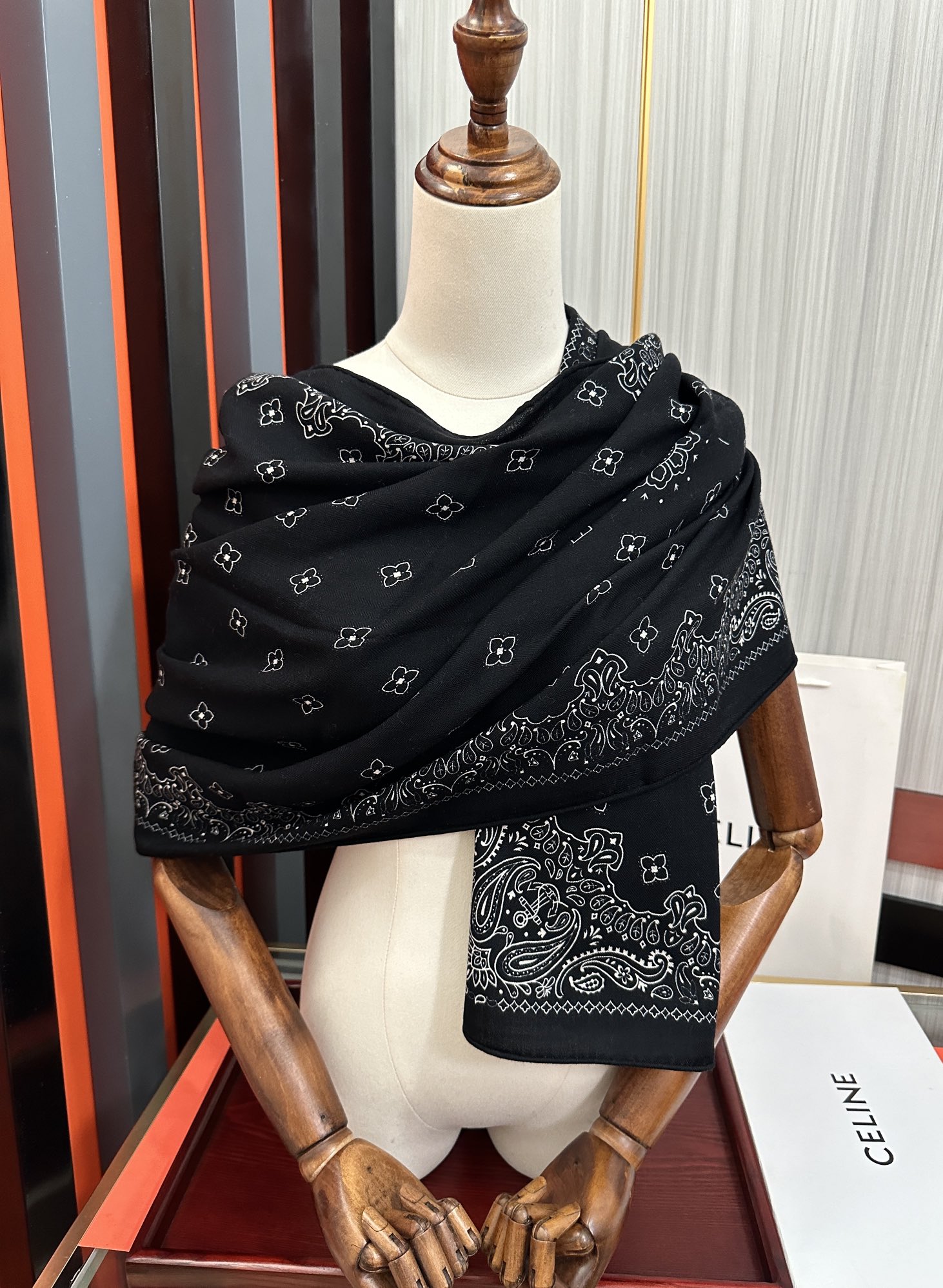 Celine 赛琳 2025最新款【双面同色印花】 下手一定要快 四季都可以用 真心美的让人非常非上身效果简直美翻了 品质非常完美 整个围巾给人气场的同时又非常 秀丽 绝对值得入手的新款 实物一拿到就会庆幸自己是女人的绝美好货 尺寸：65x185