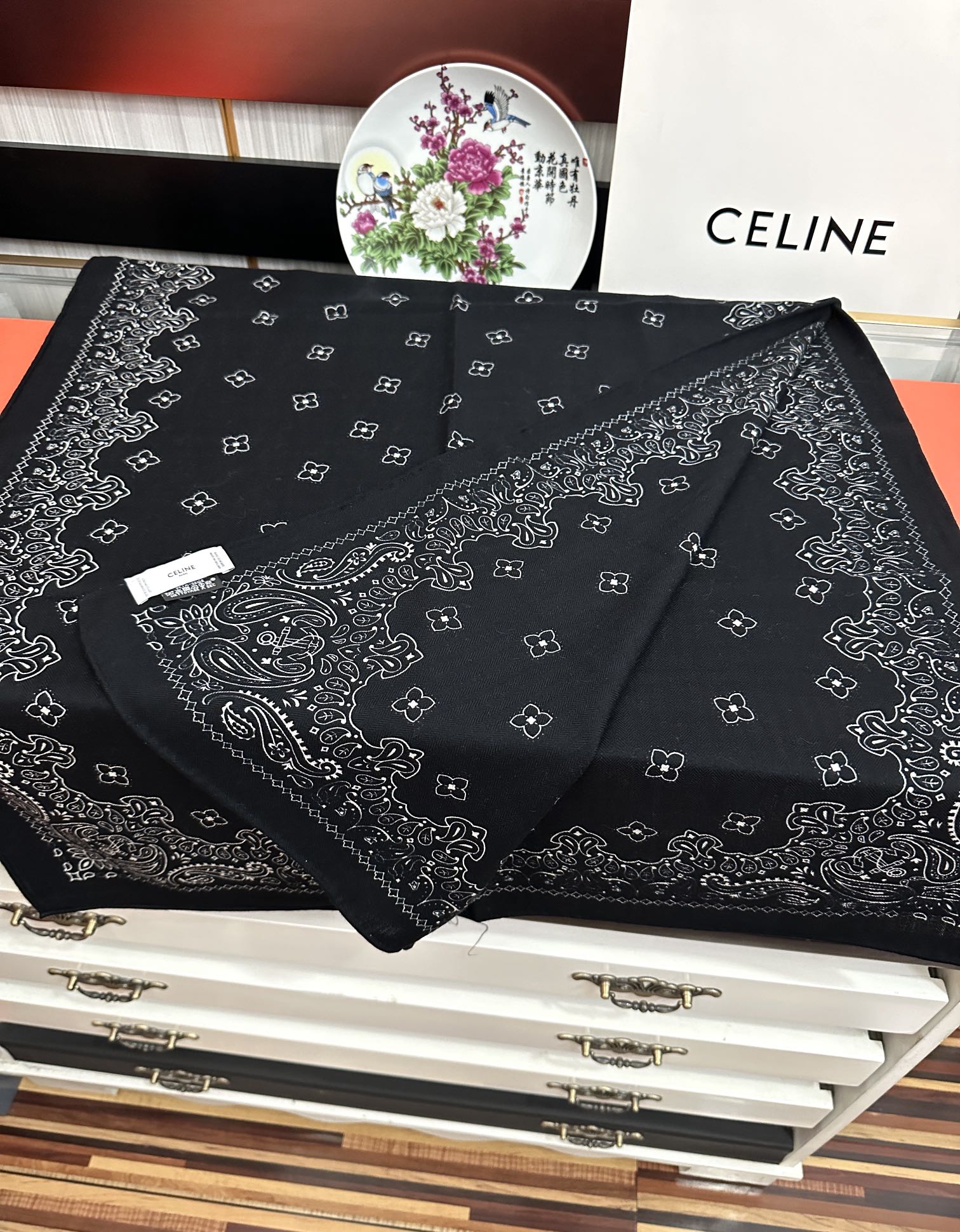 Celine 赛琳 2025最新款【双面同色印花】 下手一定要快 四季都可以用 真心美的让人非常非上身效果简直美翻了 品质非常完美 整个围巾给人气场的同时又非常 秀丽 绝对值得入手的新款 实物一拿到就会庆幸自己是女人的绝美好货 尺寸：65x185