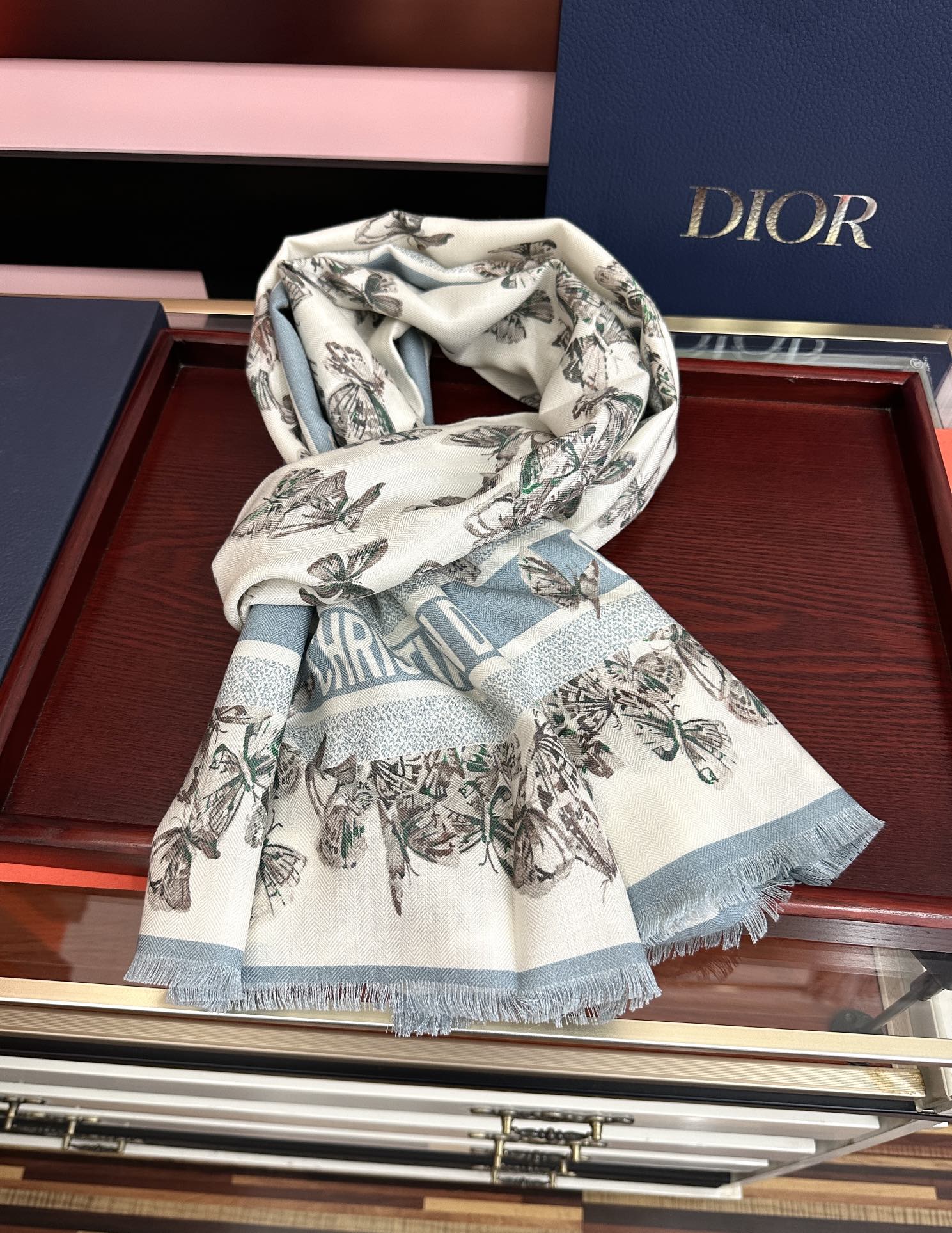 Dior 迪奥 2050双面同色蝴蝶 品质非常完美 整个围巾给人气场的同时又非常 秀丽 绝对值得入手的新款 实物一拿到就会庆幸自己是女人的绝美好货 尺寸：65x185