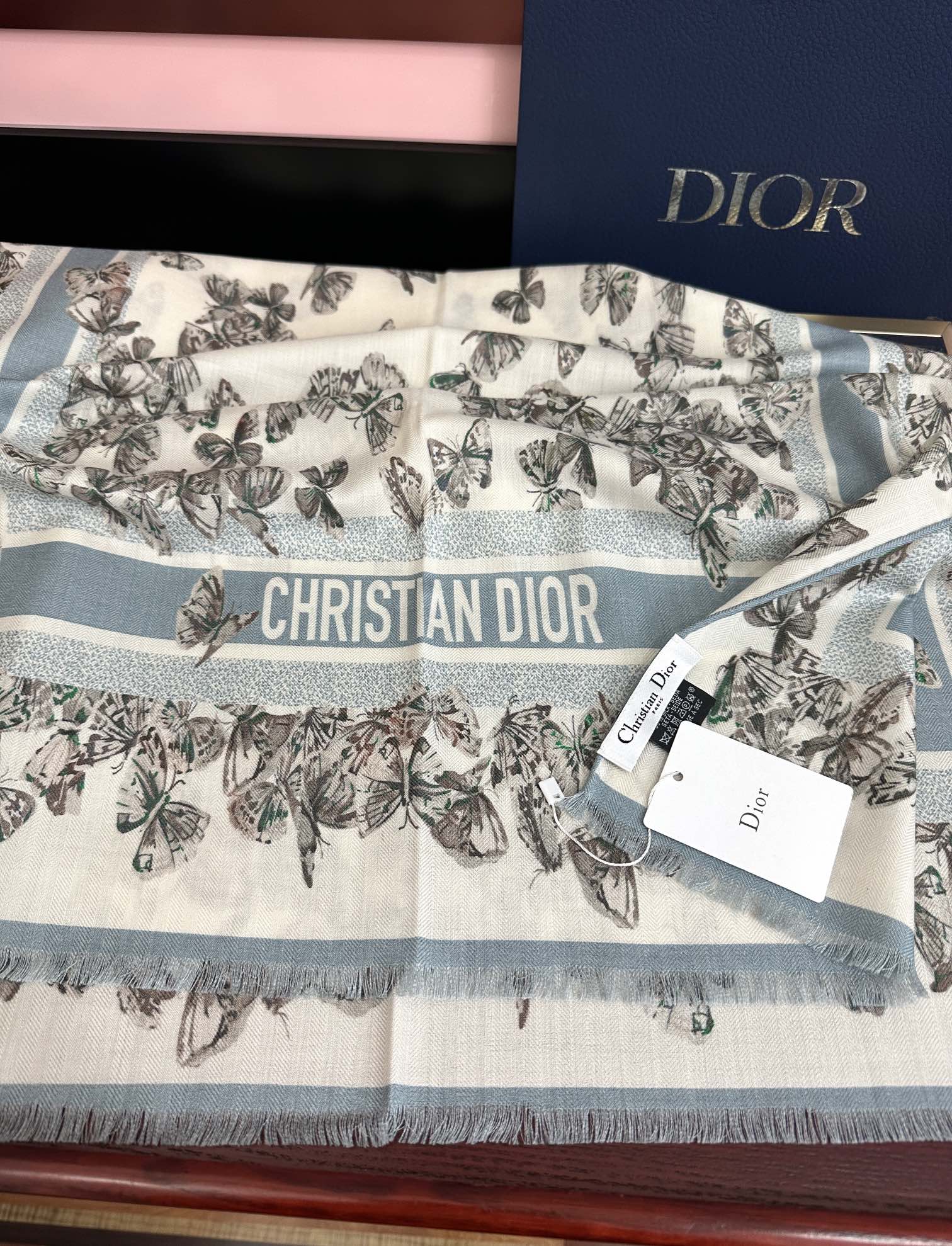 Dior 迪奥 2050双面同色蝴蝶 品质非常完美 整个围巾给人气场的同时又非常 秀丽 绝对值得入手的新款 实物一拿到就会庆幸自己是女人的绝美好货 尺寸：65x185