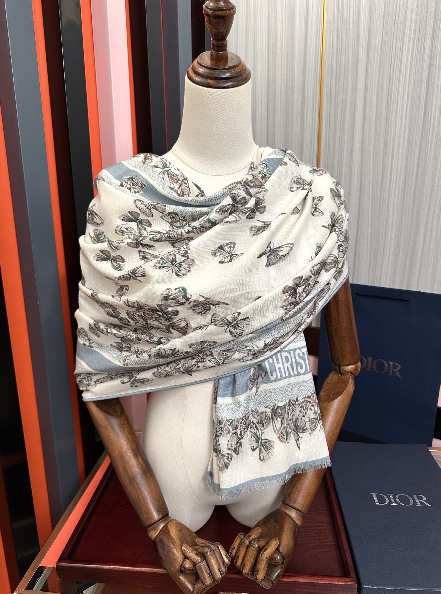 Dior 迪奥 2050双面同色蝴蝶 品质非常完美 整个围巾给人气场的同时又非常 秀丽 绝对值得入手的新款 实物一拿到就会庆幸自己是女人的绝美好货 尺寸：65x185