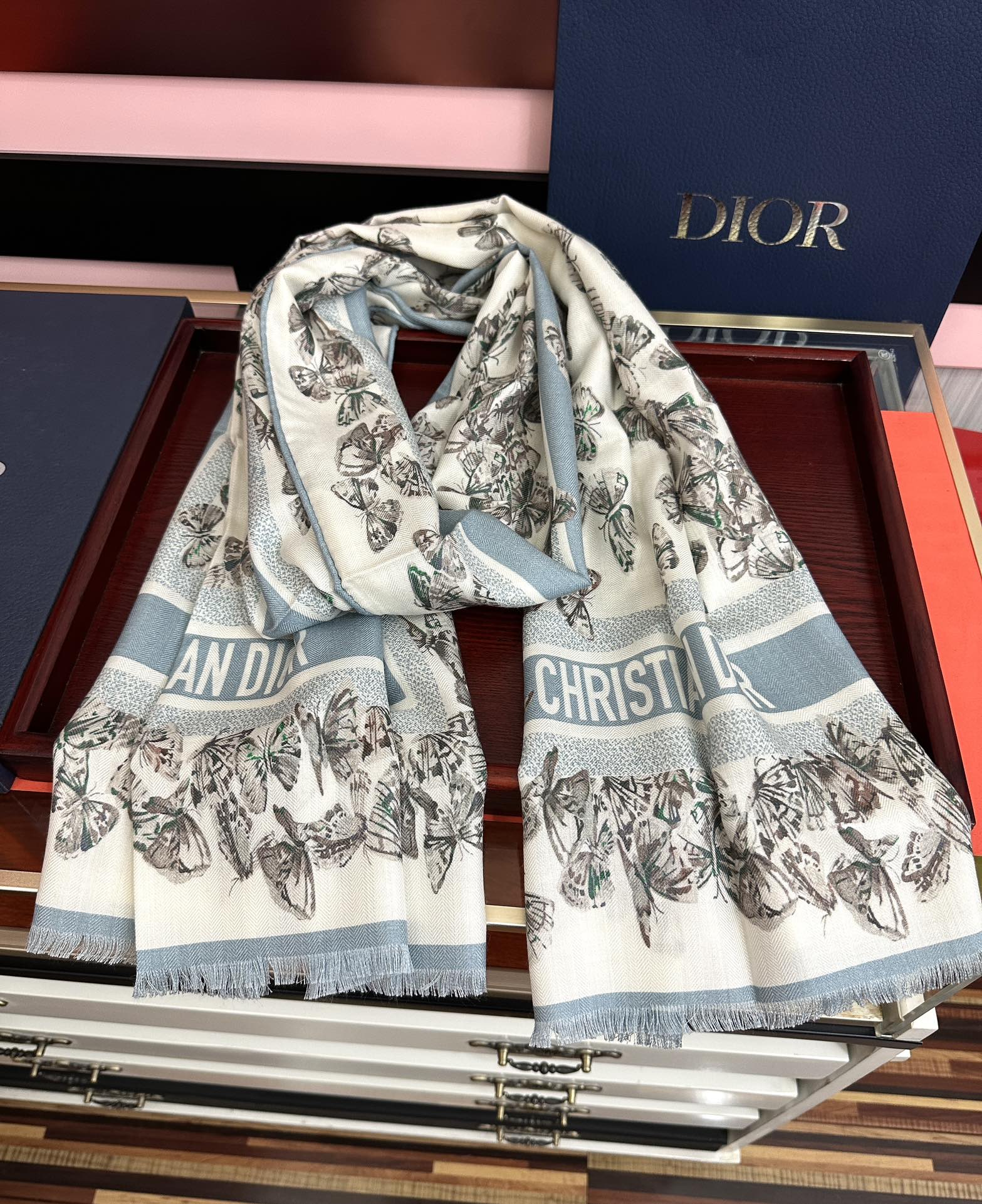 Dior 迪奥 2050双面同色蝴蝶 品质非常完美 整个围巾给人气场的同时又非常 秀丽 绝对值得入手的新款 实物一拿到就会庆幸自己是女人的绝美好货 尺寸：65x185