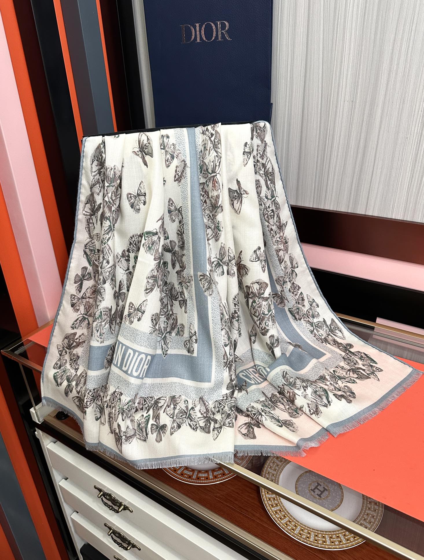 Dior 迪奥 2050双面同色蝴蝶 品质非常完美 整个围巾给人气场的同时又非常 秀丽 绝对值得入手的新款 实物一拿到就会庆幸自己是女人的绝美好货 尺寸：65x185