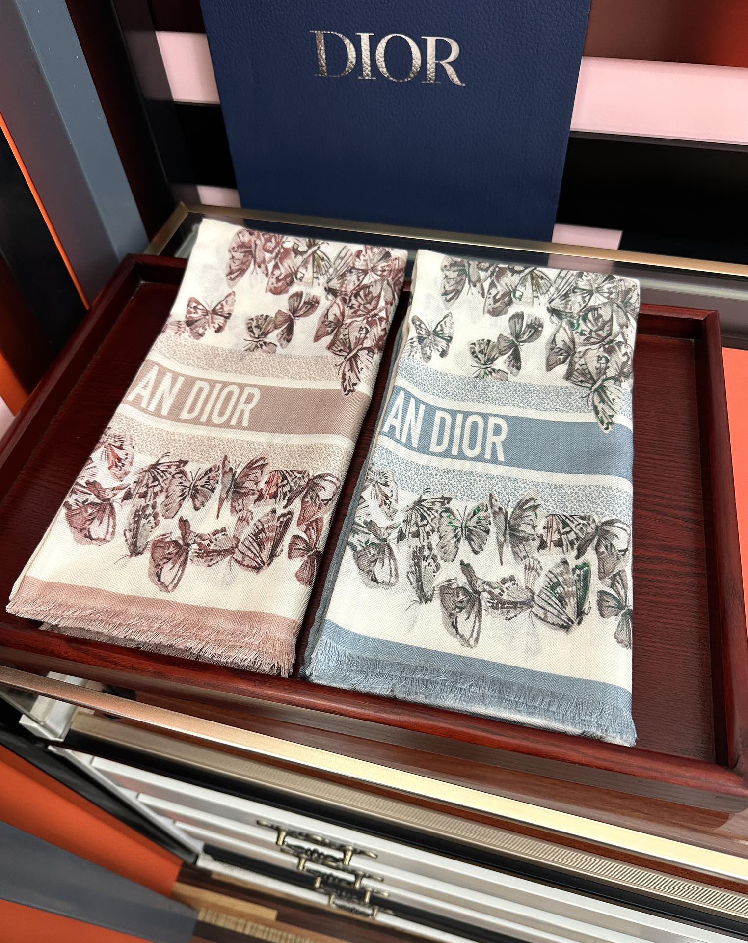 Dior 迪奥 2050双面同色蝴蝶 品质非常完美 整个围巾给人气场的同时又非常 秀丽 绝对值得入手的新款 实物一拿到就会庆幸自己是女人的绝美好货 尺寸：65x185