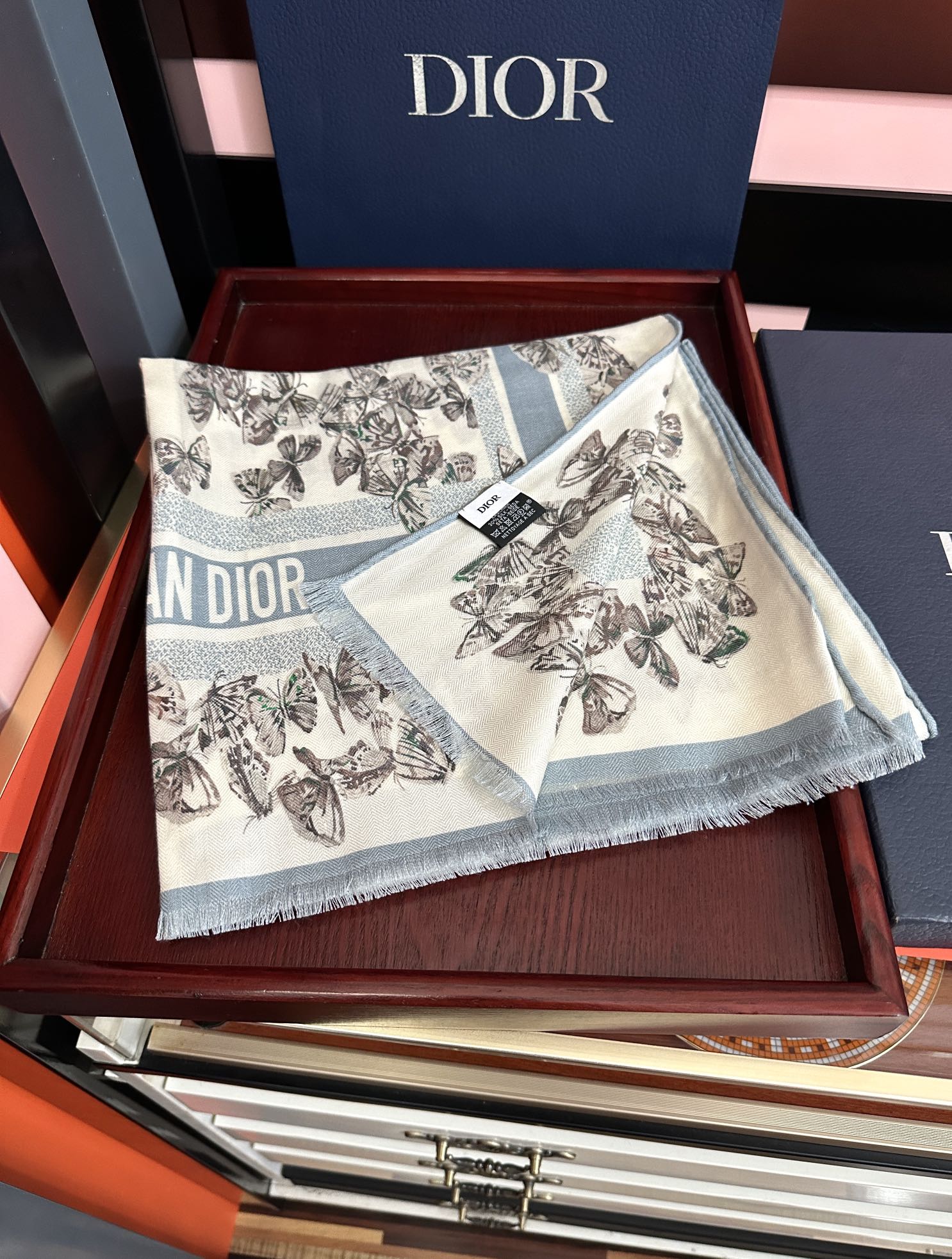 Dior 迪奥 2050双面同色蝴蝶 品质非常完美 整个围巾给人气场的同时又非常 秀丽 绝对值得入手的新款 实物一拿到就会庆幸自己是女人的绝美好货 尺寸：65x185