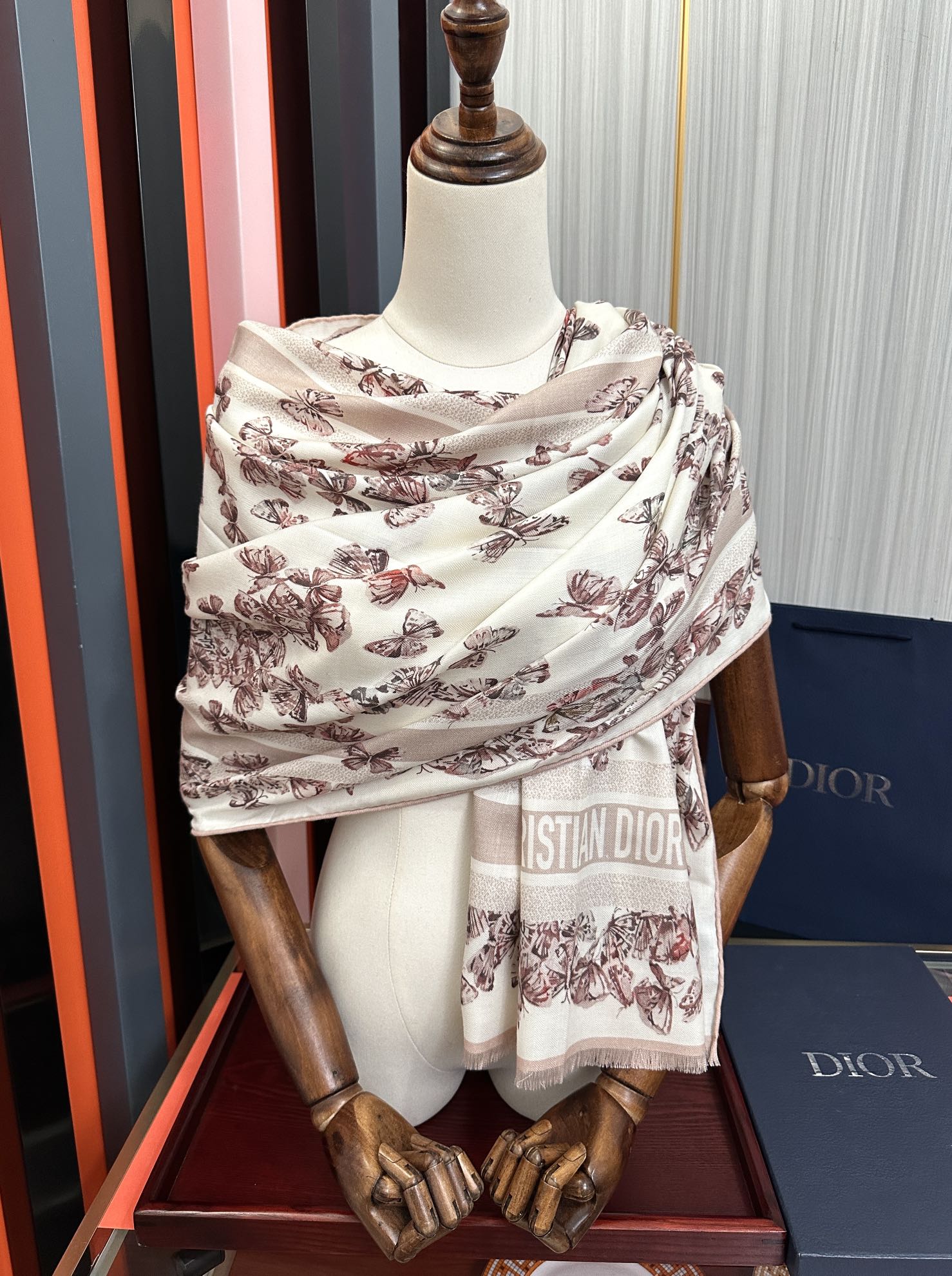 Dior 迪奥 2050双面同色蝴蝶 品质非常完美 整个围巾给人气场的同时又非常 秀丽 绝对值得入手的新款 实物一拿到就会庆幸自己是女人的绝美好货 尺寸：65x185