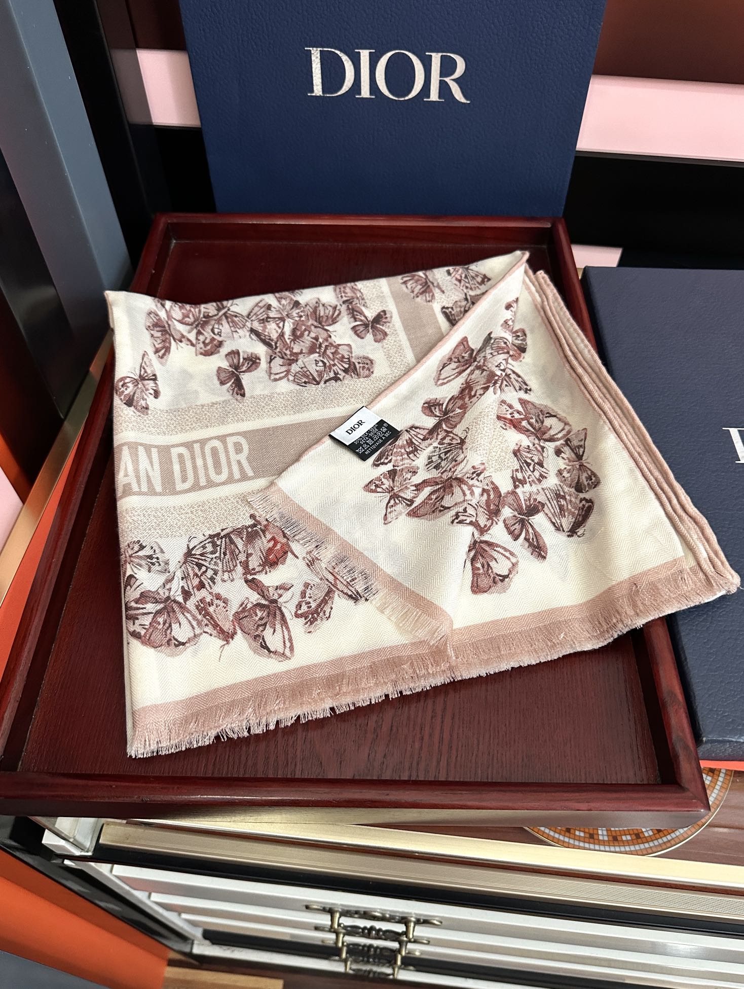 Dior 迪奥 2050双面同色蝴蝶 品质非常完美 整个围巾给人气场的同时又非常 秀丽 绝对值得入手的新款 实物一拿到就会庆幸自己是女人的绝美好货 尺寸：65x185