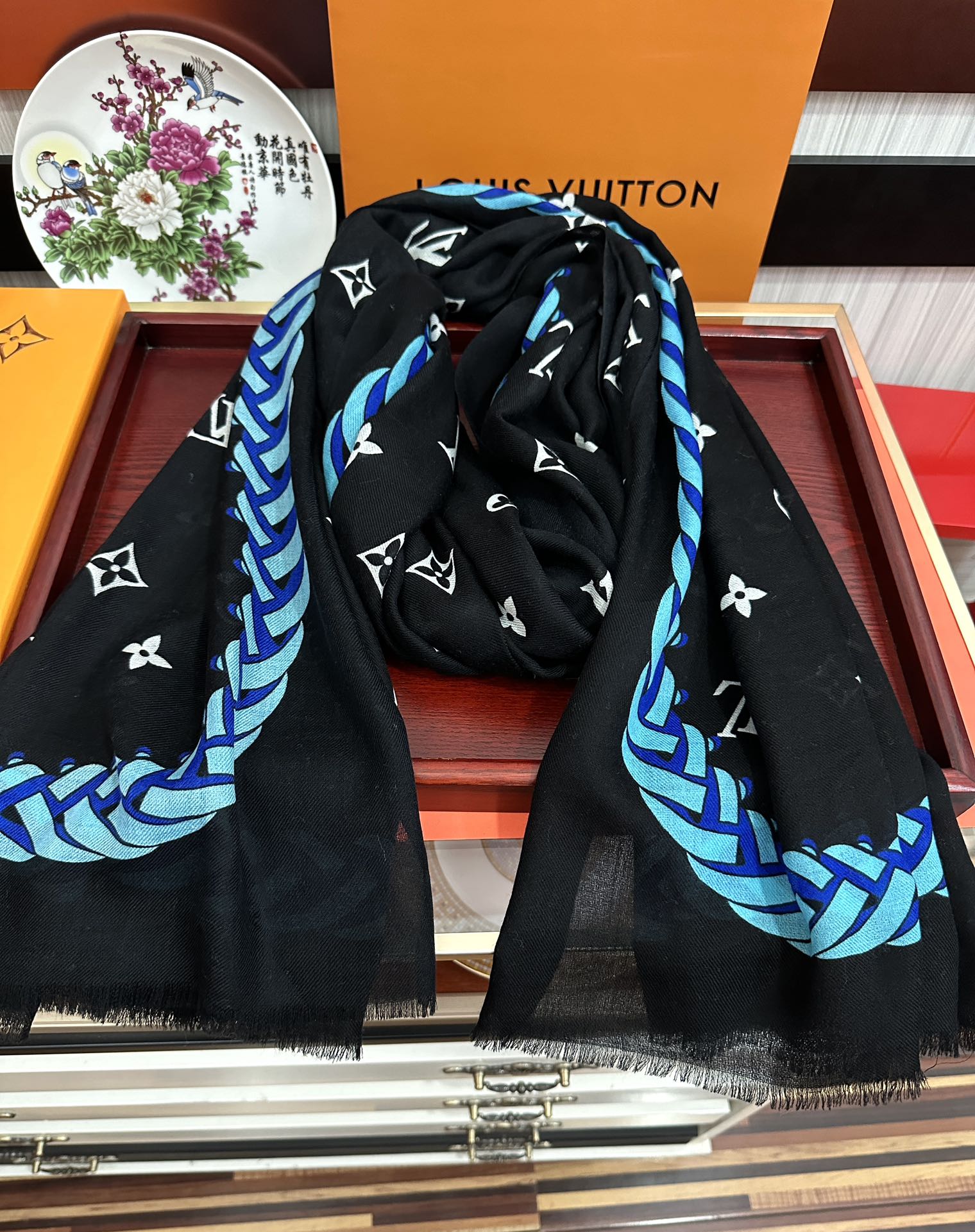 Unknown L v家 2025最新款‼ 真心赞 【戒指绒长巾】 实物真心美 细节都可见 高端 VI 绝对值得入手 尺寸：100x200cm