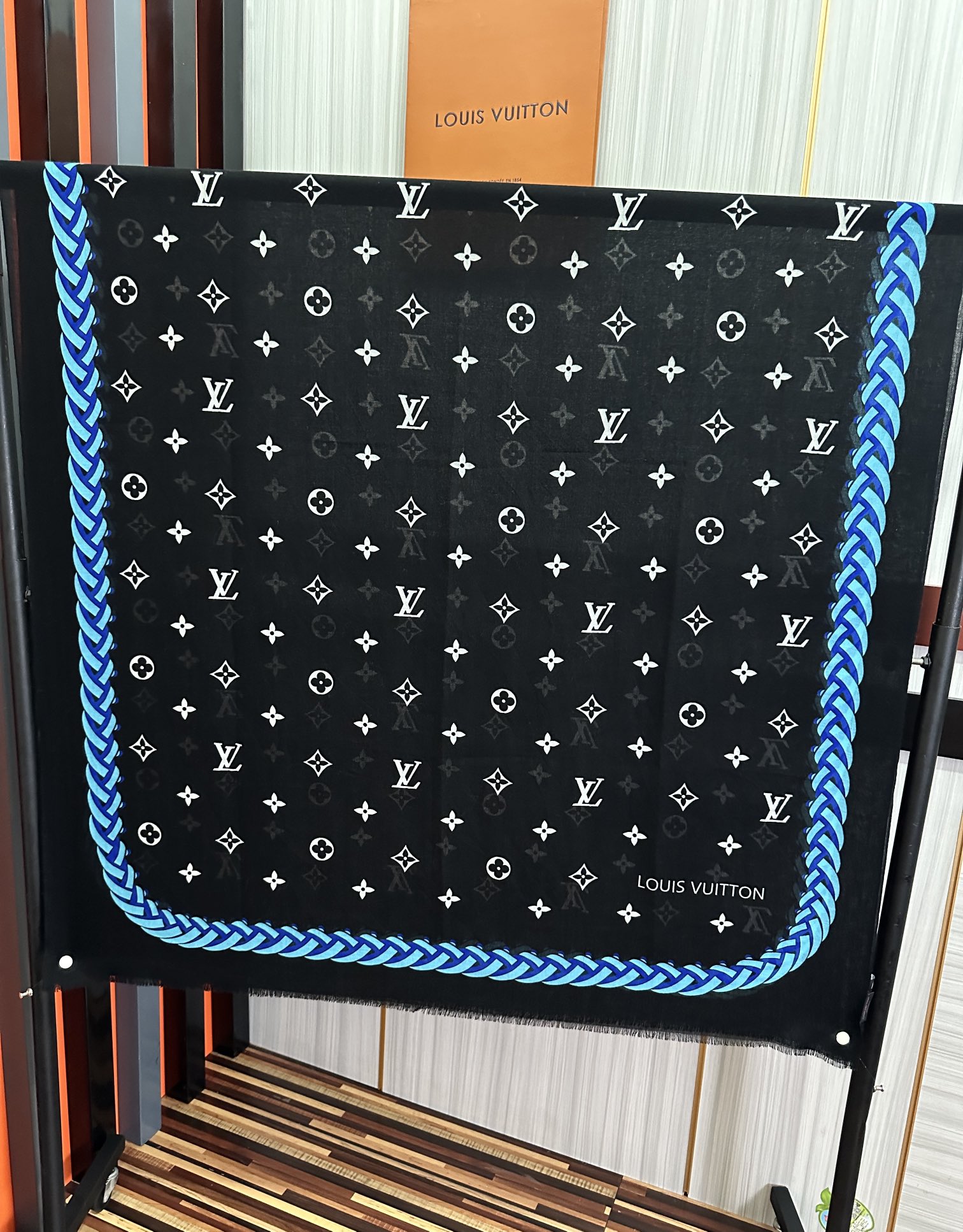 Unknown L v家 2025最新款‼ 真心赞 【戒指绒长巾】 实物真心美 细节都可见 高端 VI 绝对值得入手 尺寸：100x200cm