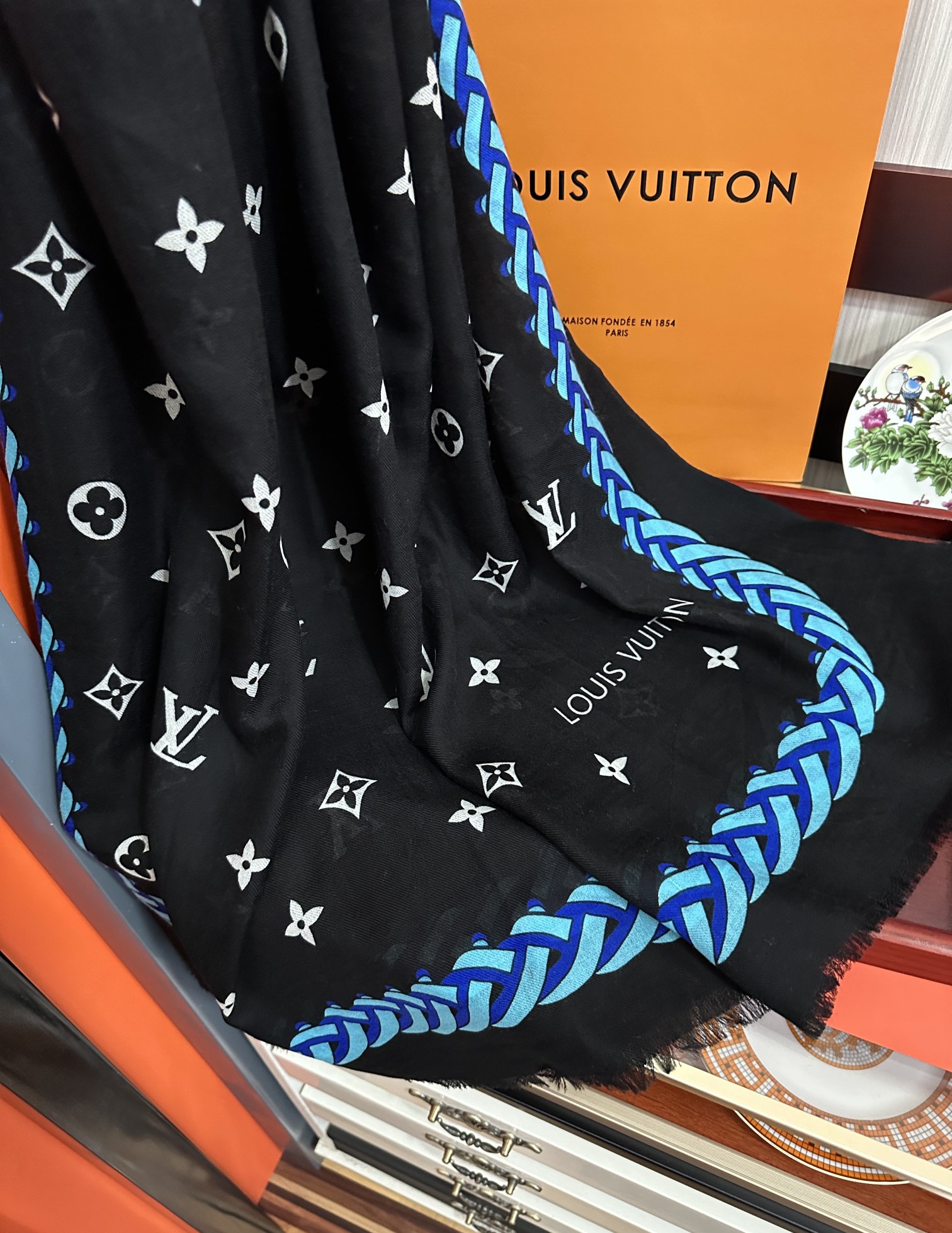 Unknown L v家 2025最新款‼ 真心赞 【戒指绒长巾】 实物真心美 细节都可见 高端 VI 绝对值得入手 尺寸：100x200cm