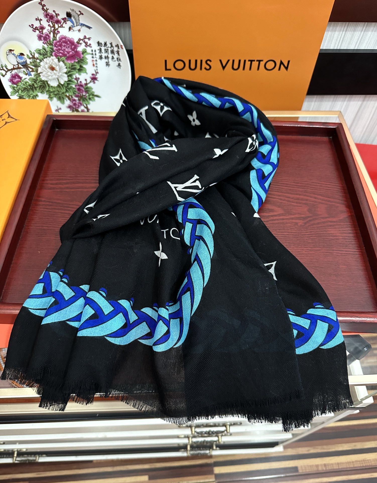 Unknown L v家 2025最新款‼ 真心赞 【戒指绒长巾】 实物真心美 细节都可见 高端 VI 绝对值得入手 尺寸：100x200cm