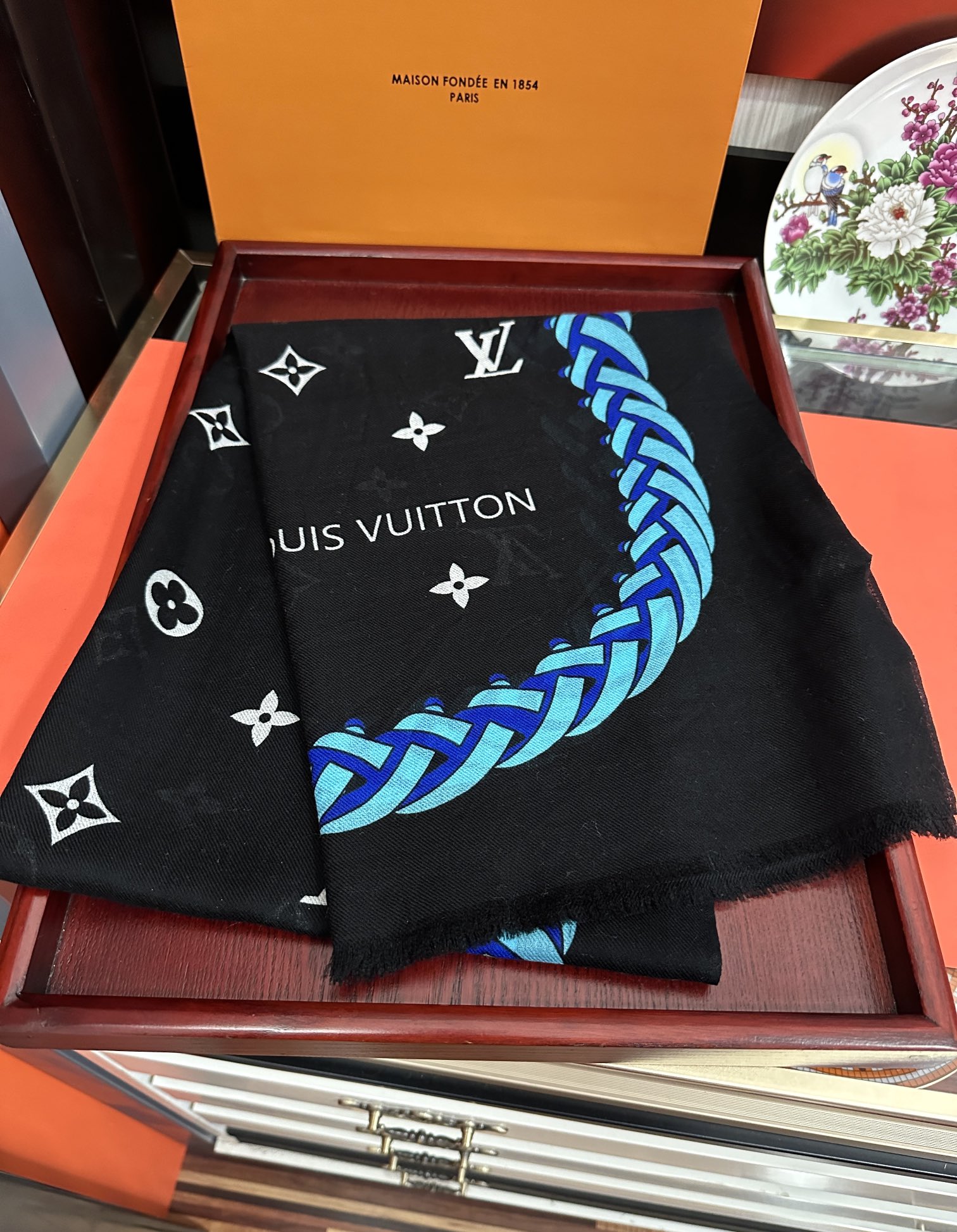 Unknown L v家 2025最新款‼ 真心赞 【戒指绒长巾】 实物真心美 细节都可见 高端 VI 绝对值得入手 尺寸：100x200cm