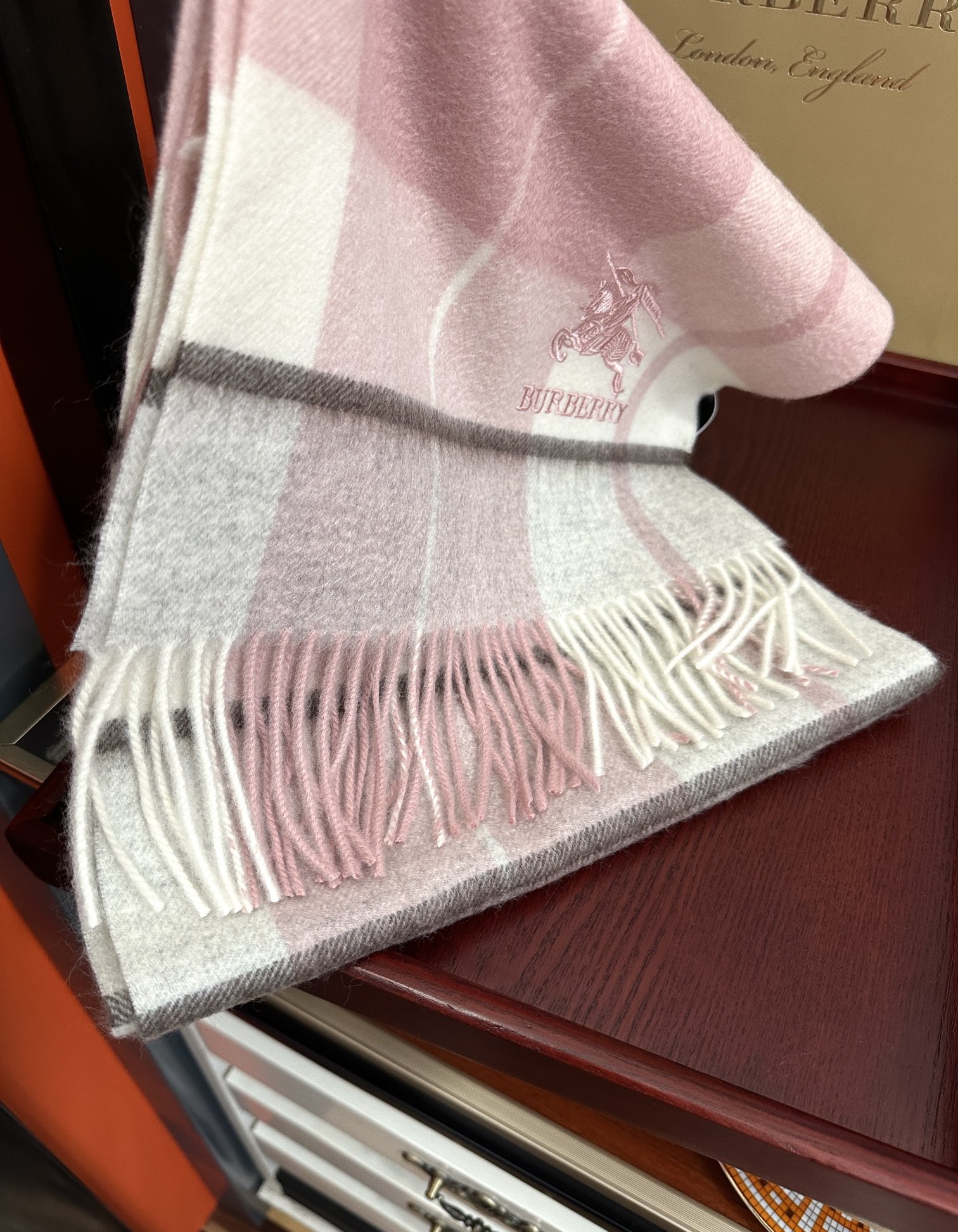 Burberry 125%山羊绒 2025 巴宝莉【刺绣战马】采用内蒙古 山羊绒 最新款男女通用 重磅推荐 的格子