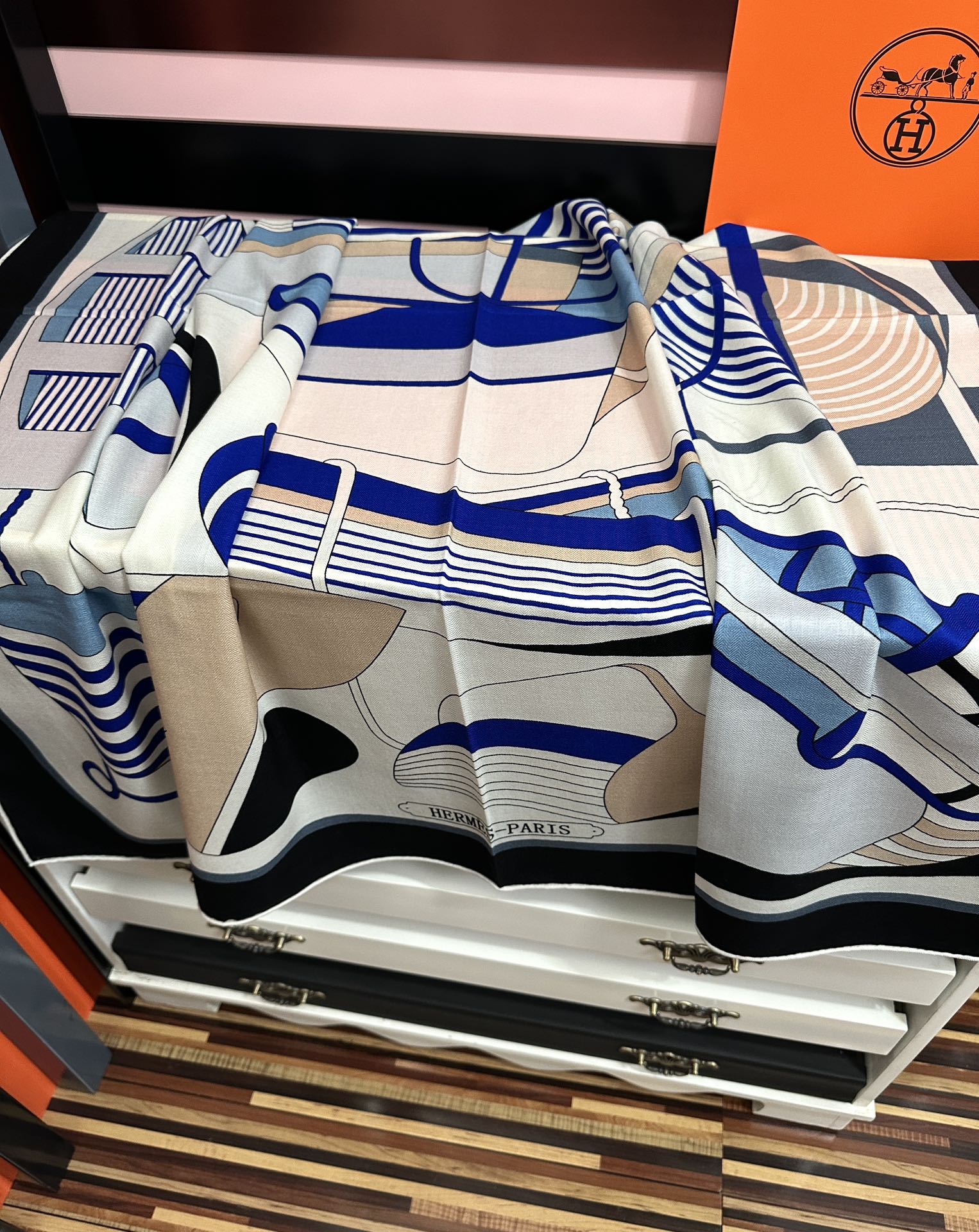 Hermès 爱马仕2025秋冬新款 【马术学院】新一季丝巾采购清单估计各位养马人们已经列好了 我就不推荐了回头分享一下部分 款的老款信息资料供大家参考 本季必《Rondsdemarch》 一条来自丝巾羊绒丝方巾也不知道是马元素在男士方巾上运用比例高还是正好我每一条无论从配色还是主题图案都深得我心 也相较女款好驾驭 还便宜 大家 尺寸:140X140、材质：30%真丝+70丝绒