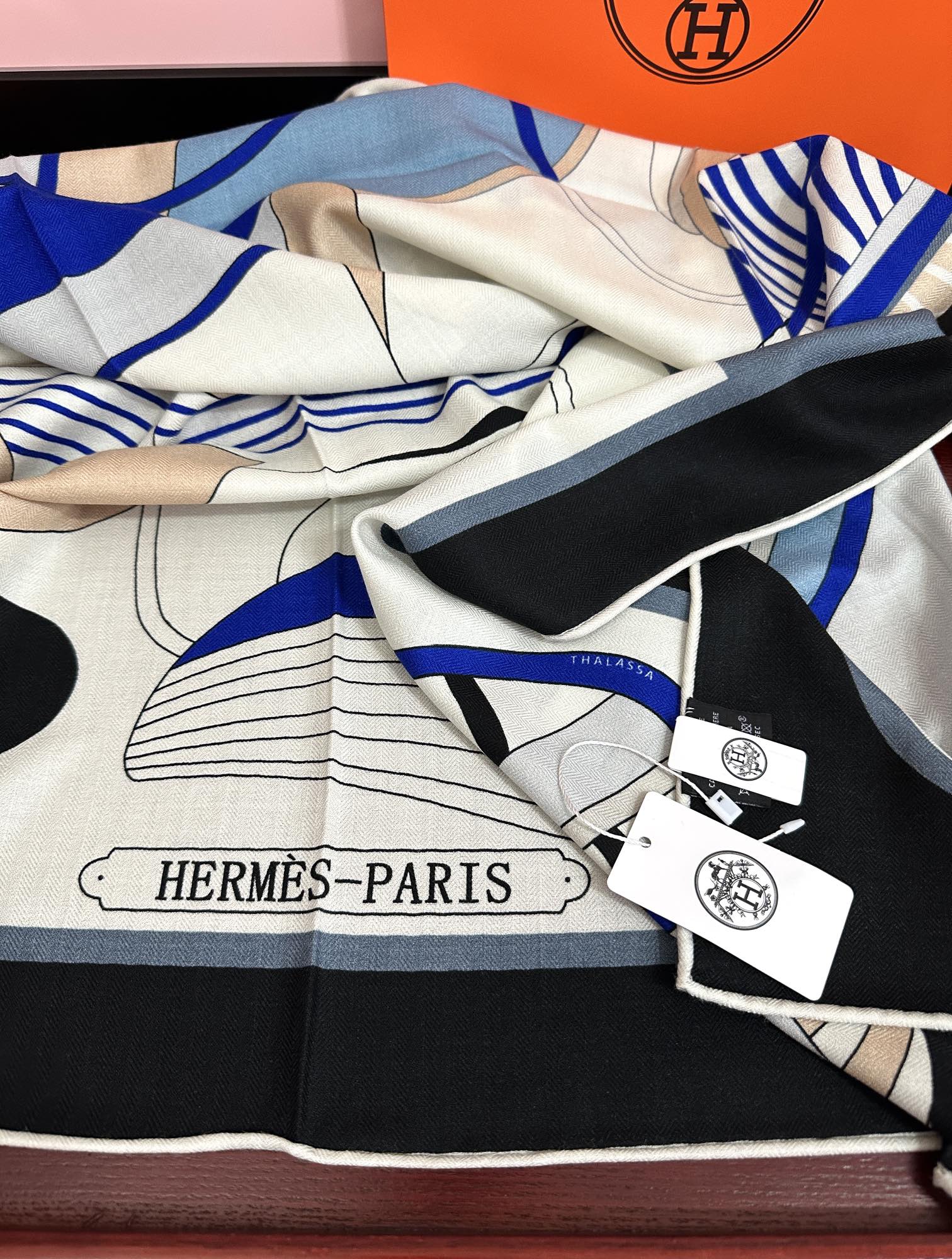 Hermès 爱马仕2025秋冬新款 【马术学院】新一季丝巾采购清单估计各位养马人们已经列好了 我就不推荐了回头分享一下部分 款的老款信息资料供大家参考 本季必《Rondsdemarch》 一条来自丝巾羊绒丝方巾也不知道是马元素在男士方巾上运用比例高还是正好我每一条无论从配色还是主题图案都深得我心 也相较女款好驾驭 还便宜 大家 尺寸:140X140、材质：30%真丝+70丝绒