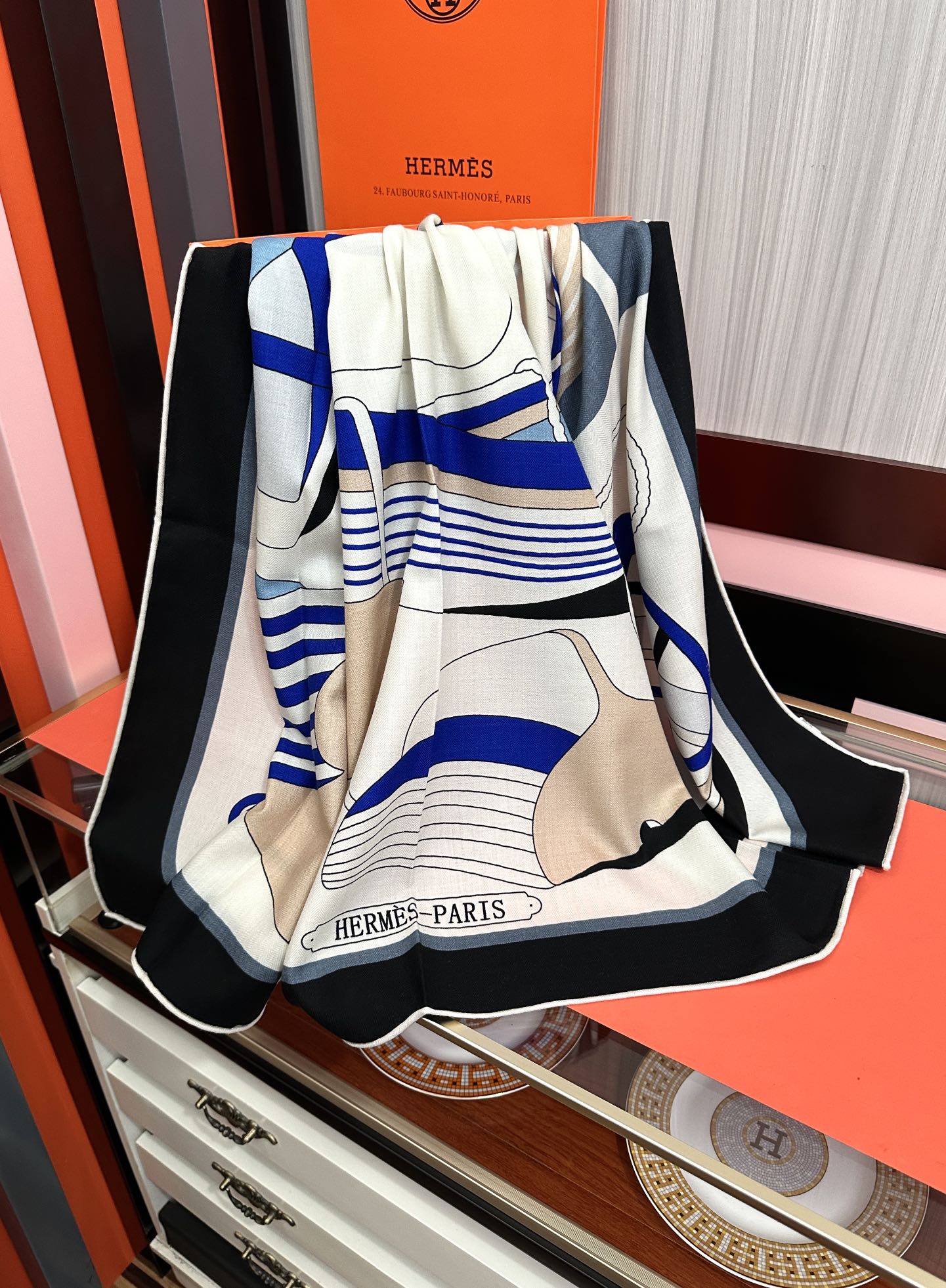 Hermès 爱马仕2025秋冬新款 【马术学院】新一季丝巾采购清单估计各位养马人们已经列好了 我就不推荐了回头分享一下部分 款的老款信息资料供大家参考 本季必《Rondsdemarch》 一条来自丝巾羊绒丝方巾也不知道是马元素在男士方巾上运用比例高还是正好我每一条无论从配色还是主题图案都深得我心 也相较女款好驾驭 还便宜 大家 尺寸:140X140、材质：30%真丝+70丝绒