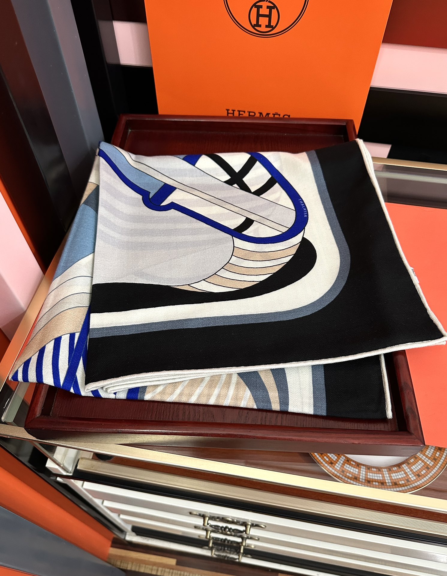 Hermès 爱马仕2025秋冬新款 【马术学院】新一季丝巾采购清单估计各位养马人们已经列好了 我就不推荐了回头分享一下部分 款的老款信息资料供大家参考 本季必《Rondsdemarch》 一条来自丝巾羊绒丝方巾也不知道是马元素在男士方巾上运用比例高还是正好我每一条无论从配色还是主题图案都深得我心 也相较女款好驾驭 还便宜 大家 尺寸:140X140、材质：30%真丝+70丝绒