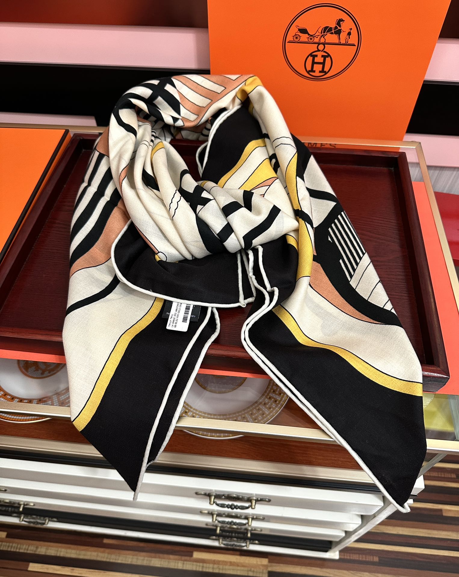 Hermès 爱马仕2025秋冬新款 【马术学院】新一季丝巾采购清单估计各位养马人们已经列好了 我就不推荐了回头分享一下部分 款的老款信息资料供大家参考 本季必《Rondsdemarch》 一条来自丝巾羊绒丝方巾也不知道是马元素在男士方巾上运用比例高还是正好我每一条无论从配色还是主题图案都深得我心 也相较女款好驾驭 还便宜 大家 尺寸:140X140、材质：30%真丝+70丝绒