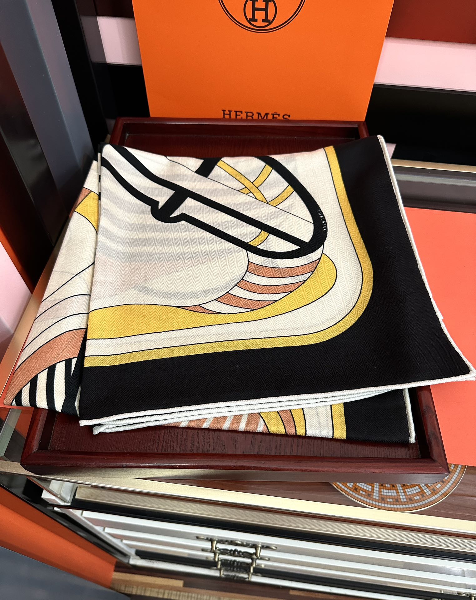 Hermès 爱马仕2025秋冬新款 【马术学院】新一季丝巾采购清单估计各位养马人们已经列好了 我就不推荐了回头分享一下部分 款的老款信息资料供大家参考 本季必《Rondsdemarch》 一条来自丝巾羊绒丝方巾也不知道是马元素在男士方巾上运用比例高还是正好我每一条无论从配色还是主题图案都深得我心 也相较女款好驾驭 还便宜 大家 尺寸:140X140、材质：30%真丝+70丝绒