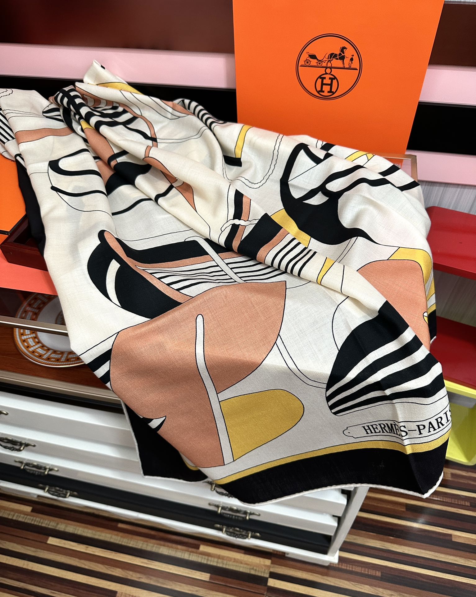 Hermès 爱马仕2025秋冬新款 【马术学院】新一季丝巾采购清单估计各位养马人们已经列好了 我就不推荐了回头分享一下部分 款的老款信息资料供大家参考 本季必《Rondsdemarch》 一条来自丝巾羊绒丝方巾也不知道是马元素在男士方巾上运用比例高还是正好我每一条无论从配色还是主题图案都深得我心 也相较女款好驾驭 还便宜 大家 尺寸:140X140、材质：30%真丝+70丝绒