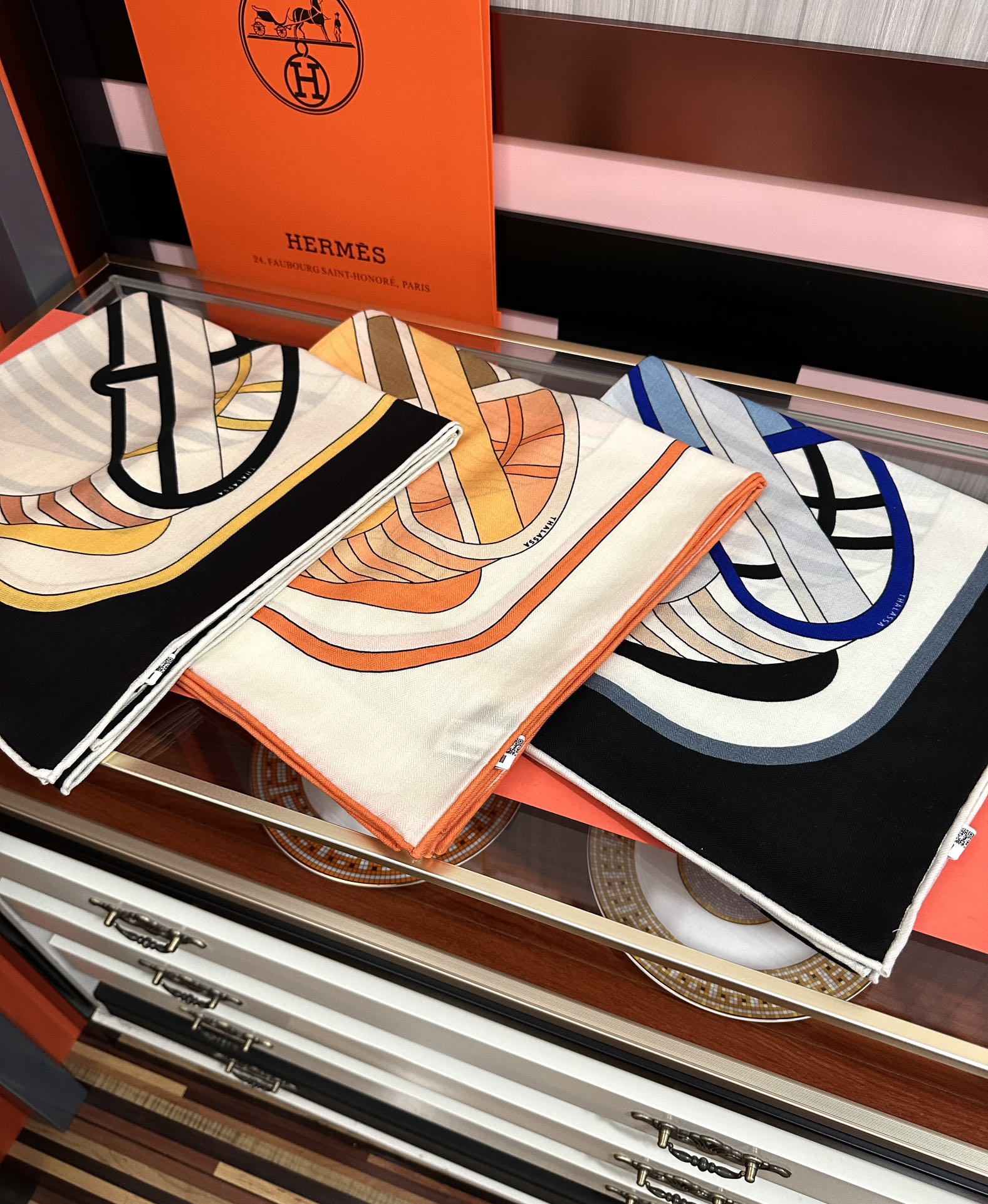 Hermès 爱马仕2025秋冬新款 【马术学院】新一季丝巾采购清单估计各位养马人们已经列好了 我就不推荐了回头分享一下部分 款的老款信息资料供大家参考 本季必《Rondsdemarch》 一条来自丝巾羊绒丝方巾也不知道是马元素在男士方巾上运用比例高还是正好我每一条无论从配色还是主题图案都深得我心 也相较女款好驾驭 还便宜 大家 尺寸:140X140、材质：30%真丝+70丝绒