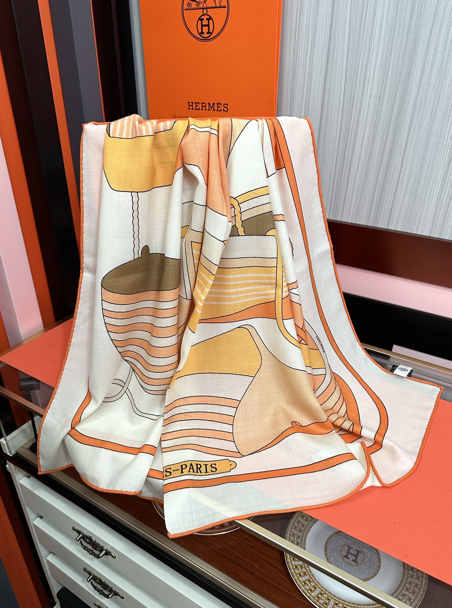Hermès 爱马仕2025秋冬新款 【马术学院】新一季丝巾采购清单估计各位养马人们已经列好了 我就不推荐了回头分享一下部分 款的老款信息资料供大家参考 本季必《Rondsdemarch》 一条来自丝巾羊绒丝方巾也不知道是马元素在男士方巾上运用比例高还是正好我每一条无论从配色还是主题图案都深得我心 也相较女款好驾驭 还便宜 大家 尺寸:140X140、材质：30%真丝+70丝绒