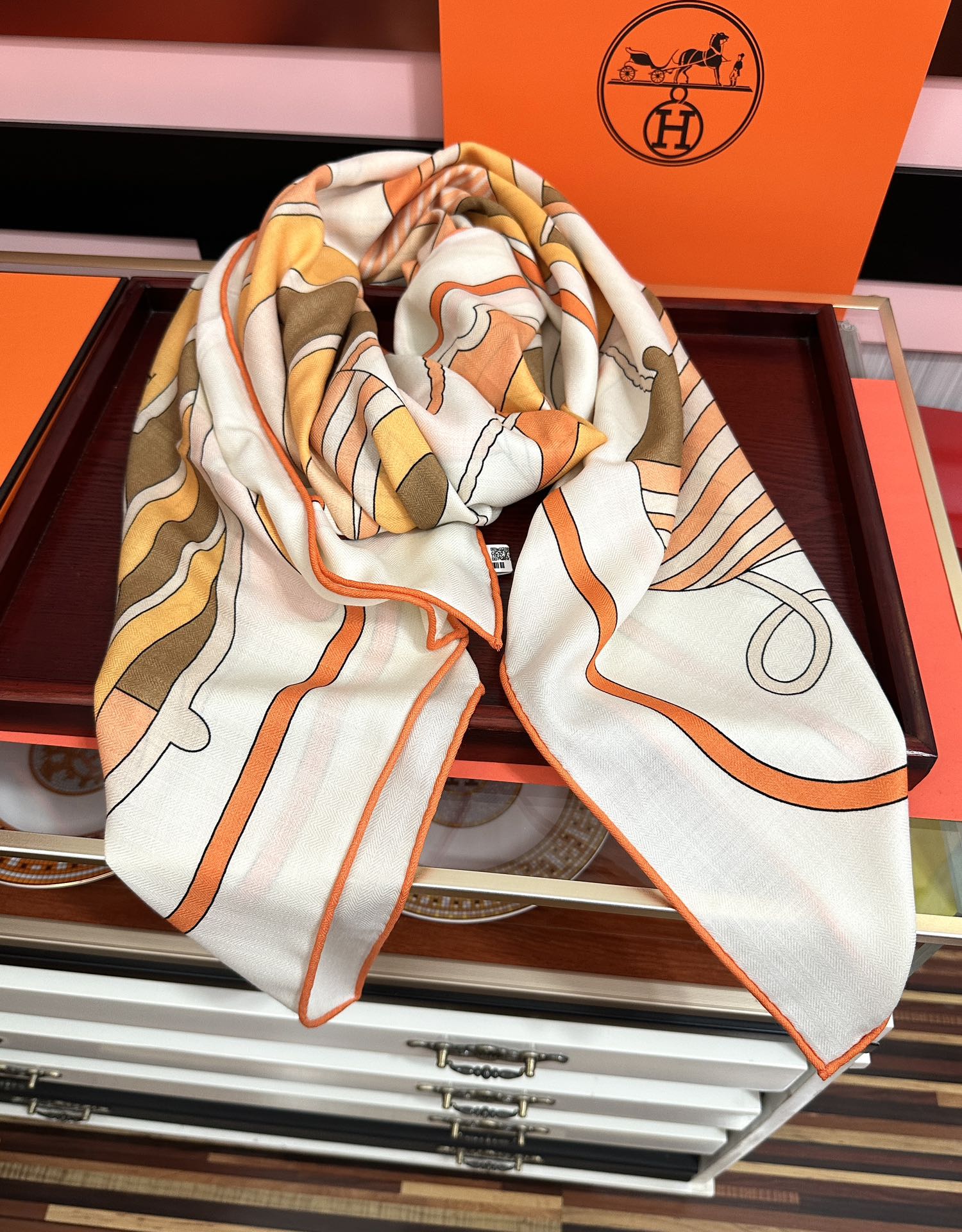 Hermès 爱马仕2025秋冬新款 【马术学院】新一季丝巾采购清单估计各位养马人们已经列好了 我就不推荐了回头分享一下部分 款的老款信息资料供大家参考 本季必《Rondsdemarch》 一条来自丝巾羊绒丝方巾也不知道是马元素在男士方巾上运用比例高还是正好我每一条无论从配色还是主题图案都深得我心 也相较女款好驾驭 还便宜 大家 尺寸:140X140、材质：30%真丝+70丝绒