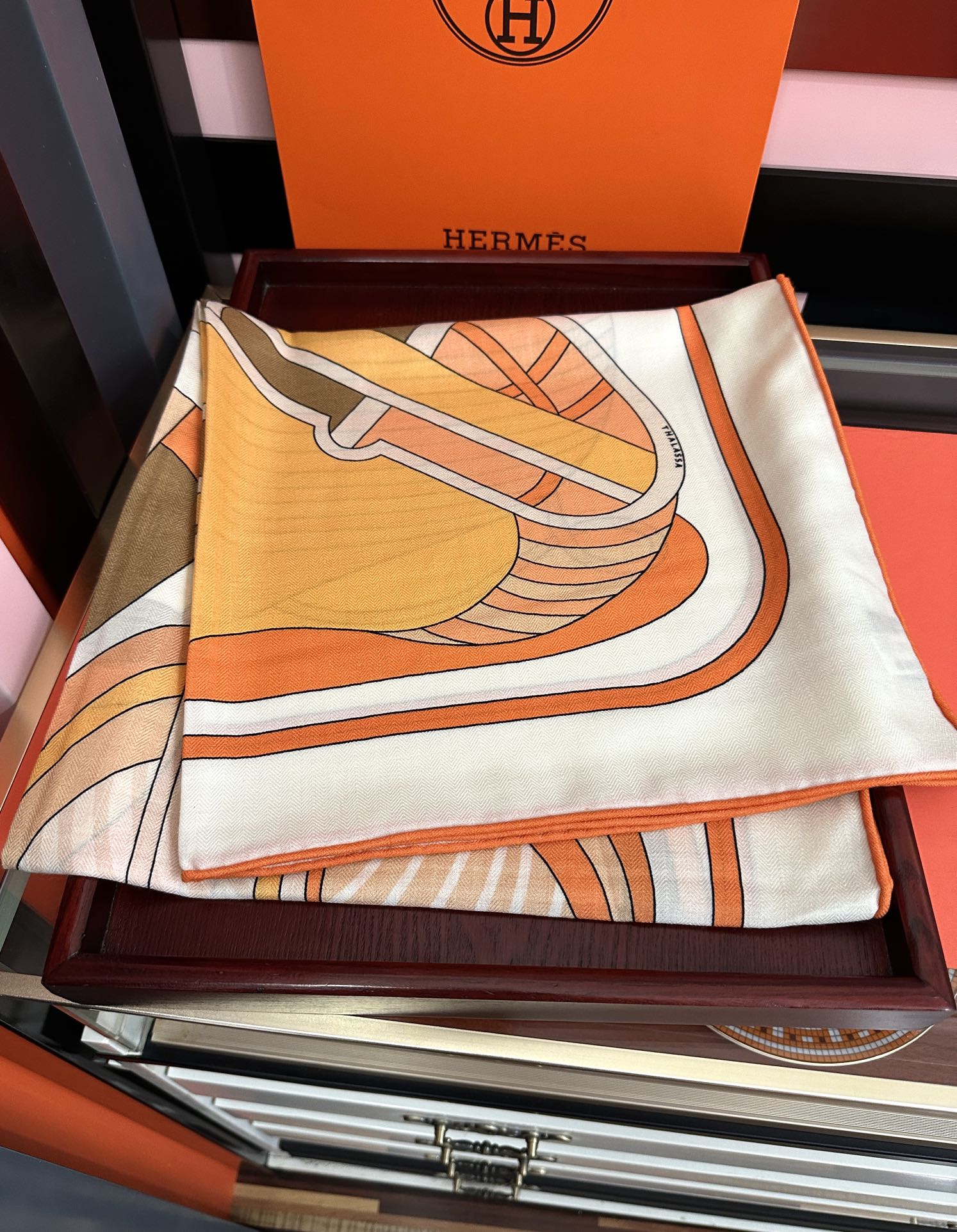 Hermès 爱马仕2025秋冬新款 【马术学院】新一季丝巾采购清单估计各位养马人们已经列好了 我就不推荐了回头分享一下部分 款的老款信息资料供大家参考 本季必《Rondsdemarch》 一条来自丝巾羊绒丝方巾也不知道是马元素在男士方巾上运用比例高还是正好我每一条无论从配色还是主题图案都深得我心 也相较女款好驾驭 还便宜 大家 尺寸:140X140、材质：30%真丝+70丝绒