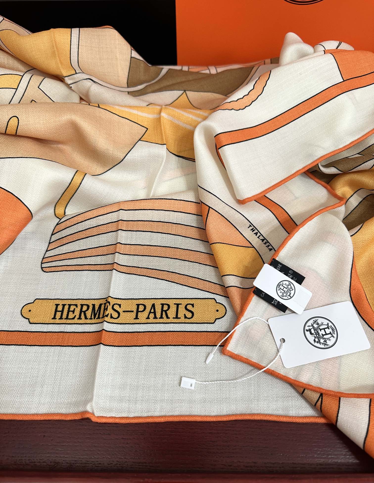 Hermès 爱马仕2025秋冬新款 【马术学院】新一季丝巾采购清单估计各位养马人们已经列好了 我就不推荐了回头分享一下部分 款的老款信息资料供大家参考 本季必《Rondsdemarch》 一条来自丝巾羊绒丝方巾也不知道是马元素在男士方巾上运用比例高还是正好我每一条无论从配色还是主题图案都深得我心 也相较女款好驾驭 还便宜 大家 尺寸:140X140、材质：30%真丝+70丝绒