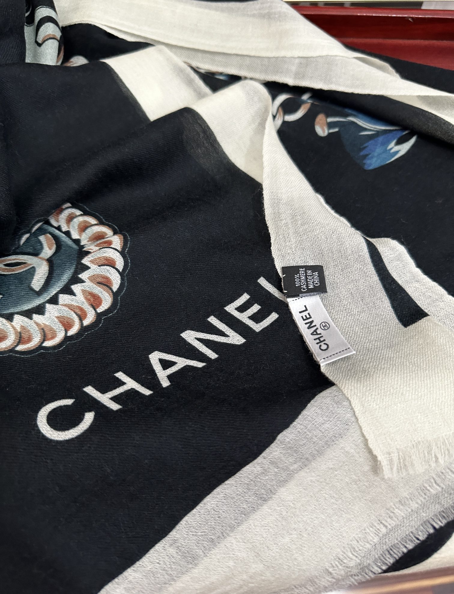 Chanel 小香 2025最新款‼ 真心赞 【双面戒指绒长巾】 实物真心美 细节都可见 高端 VI 绝对值得入手 尺寸：100x200cm