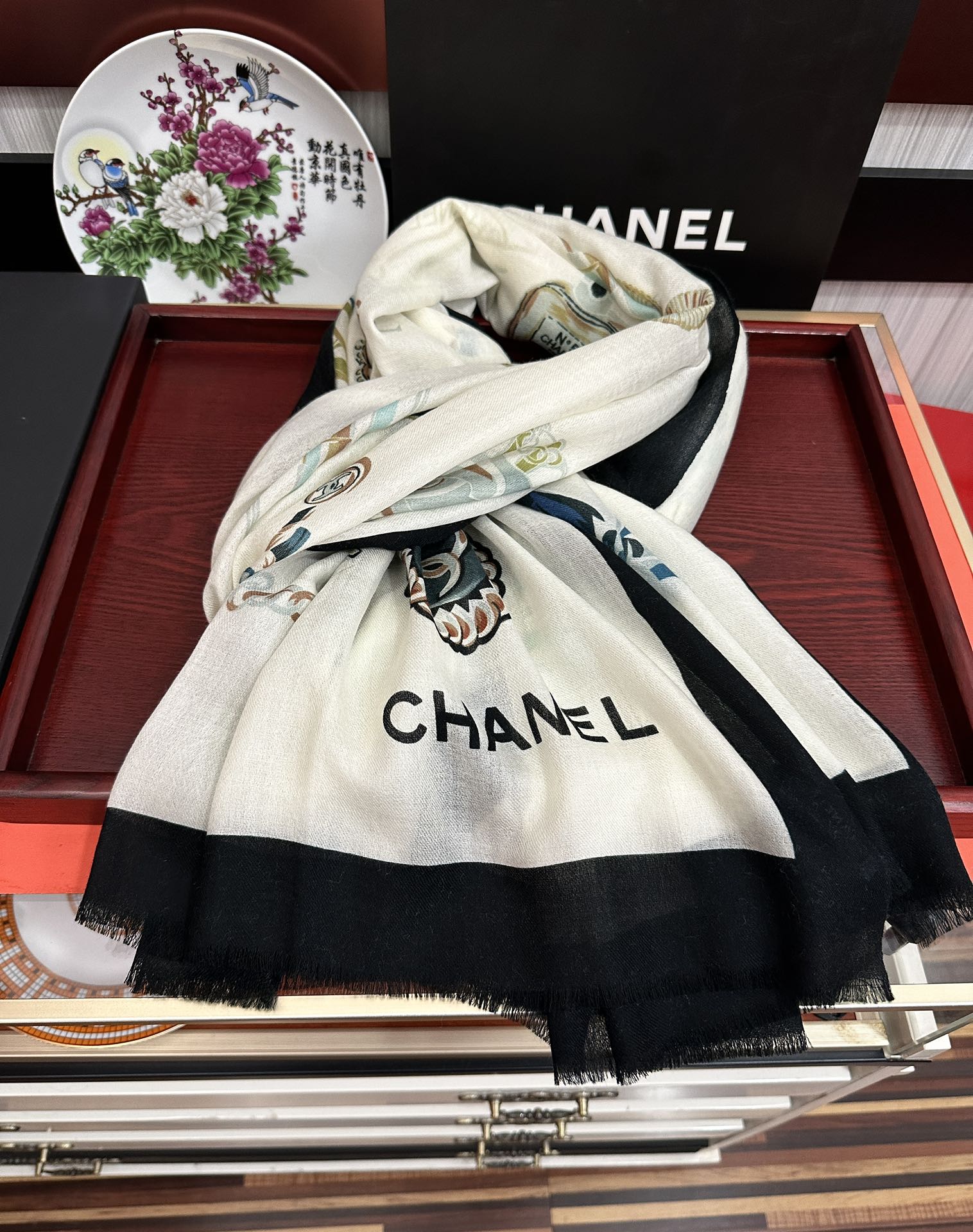 Chanel 小香 2025最新款‼ 真心赞 【双面戒指绒长巾】 实物真心美 细节都可见 高端 VI 绝对值得入手 尺寸：100x200cm