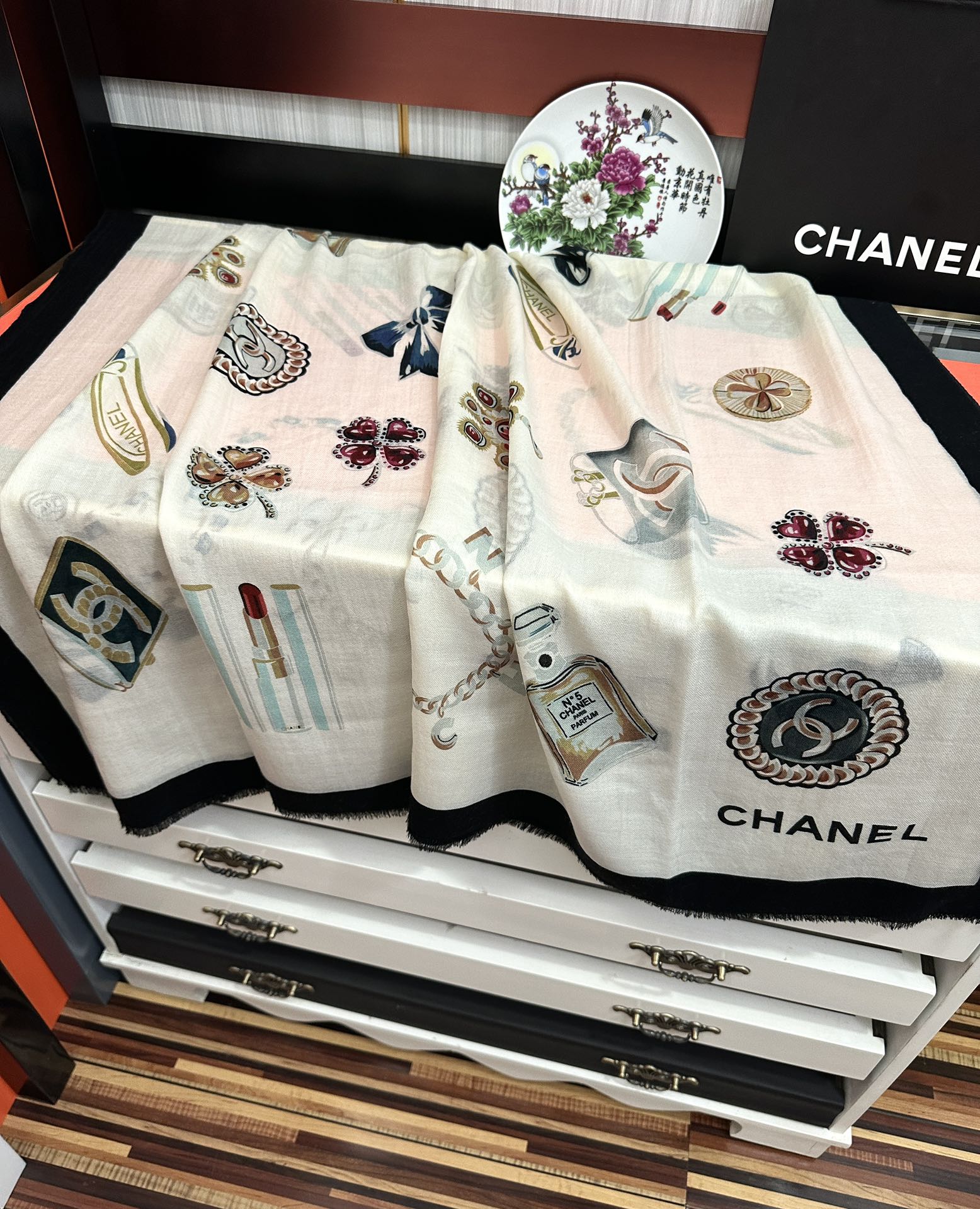 Chanel 小香 2025最新款‼ 真心赞 【双面戒指绒长巾】 实物真心美 细节都可见 高端 VI 绝对值得入手 尺寸：100x200cm
