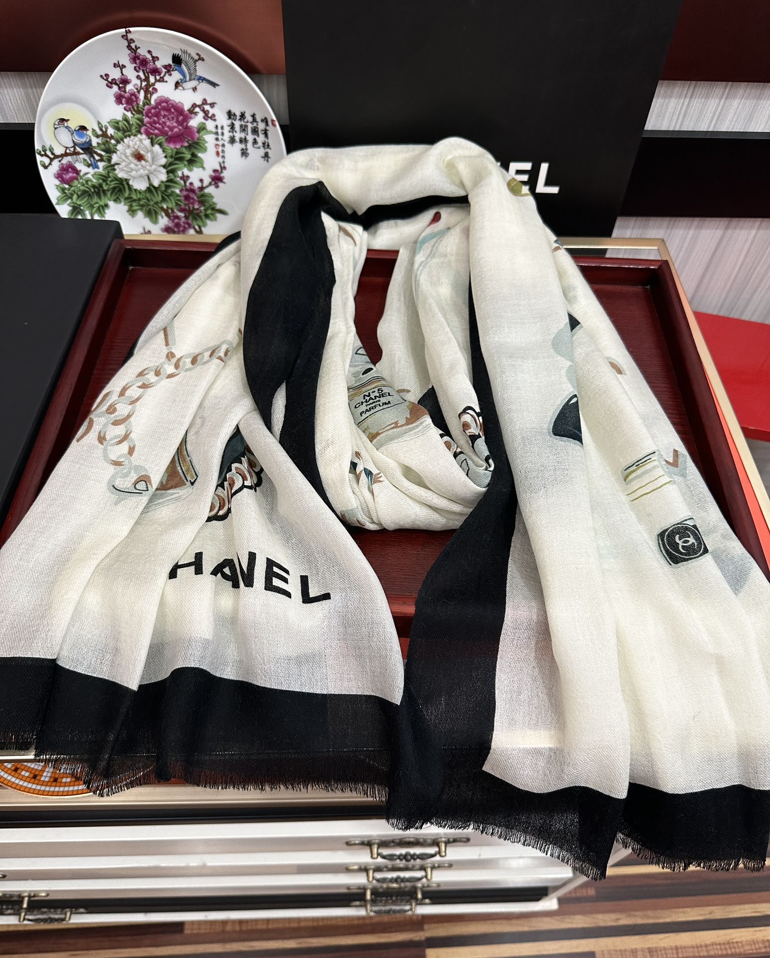 Chanel 小香 2025最新款‼ 真心赞 【双面戒指绒长巾】 实物真心美 细节都可见 高端 VI 绝对值得入手 尺寸：100x200cm