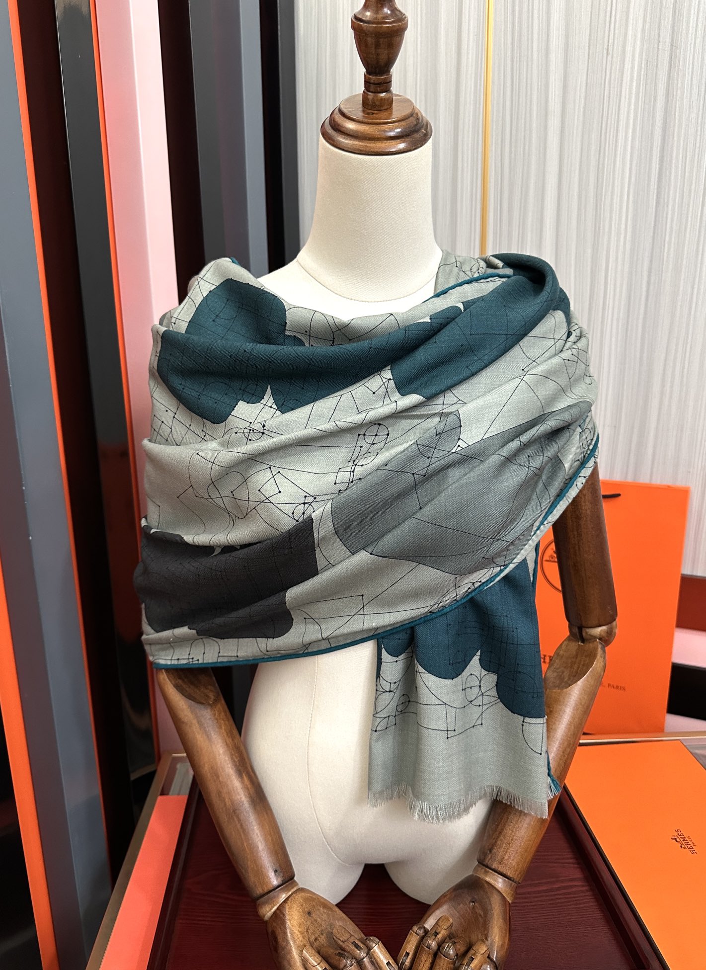 Hermès 爱马士2025【双面同色印花】 下手一定要快 四季都可以用 真心美的让人非常非上身效果简直美翻了 品质非常完美 整个围巾给人气场的同时又非常 秀丽 绝对值得入手的新款 实物一拿到就会庆幸自己是女人的绝美好货 尺寸：65x185