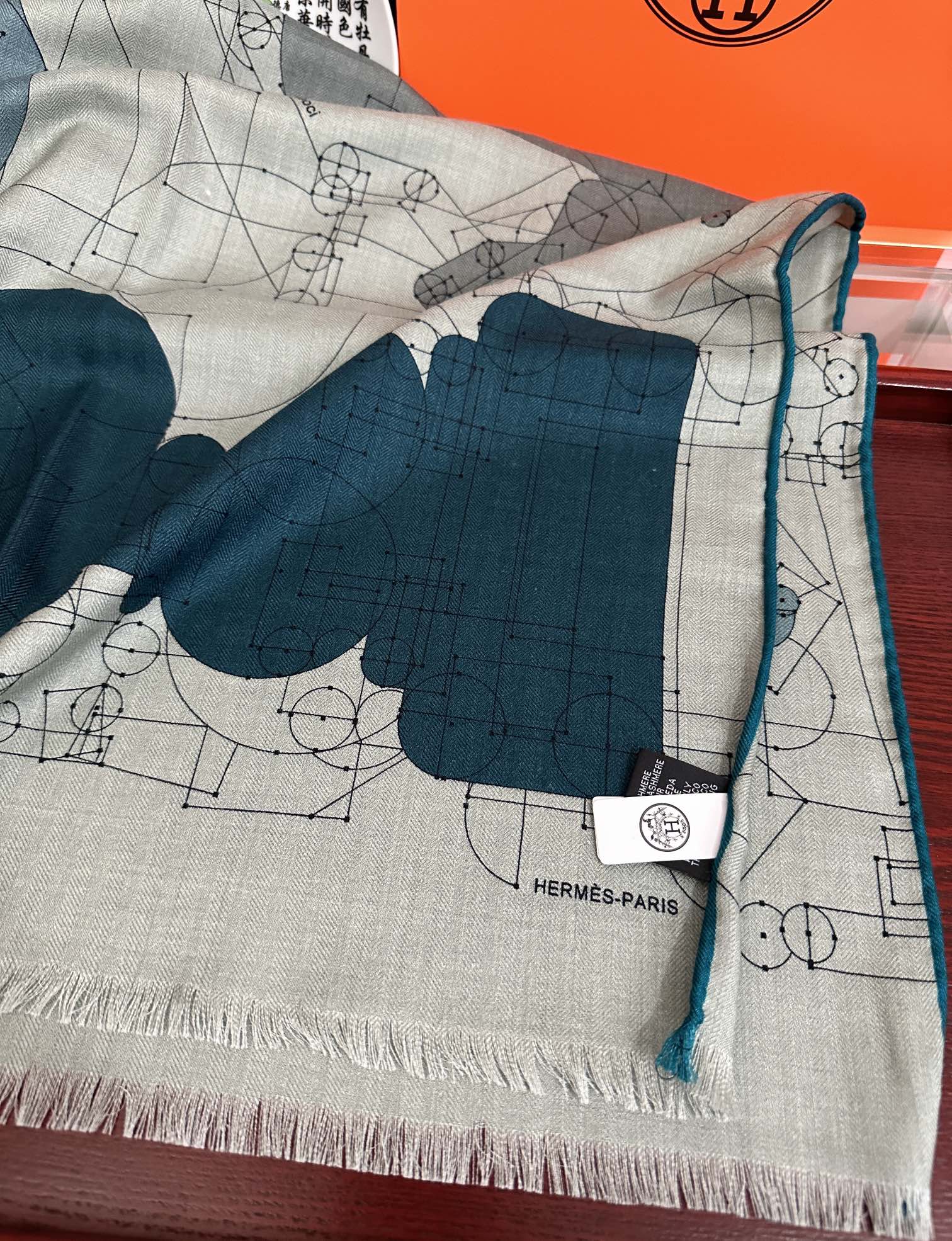 Hermès 爱马士2025【双面同色印花】 下手一定要快 四季都可以用 真心美的让人非常非上身效果简直美翻了 品质非常完美 整个围巾给人气场的同时又非常 秀丽 绝对值得入手的新款 实物一拿到就会庆幸自己是女人的绝美好货 尺寸：65x185