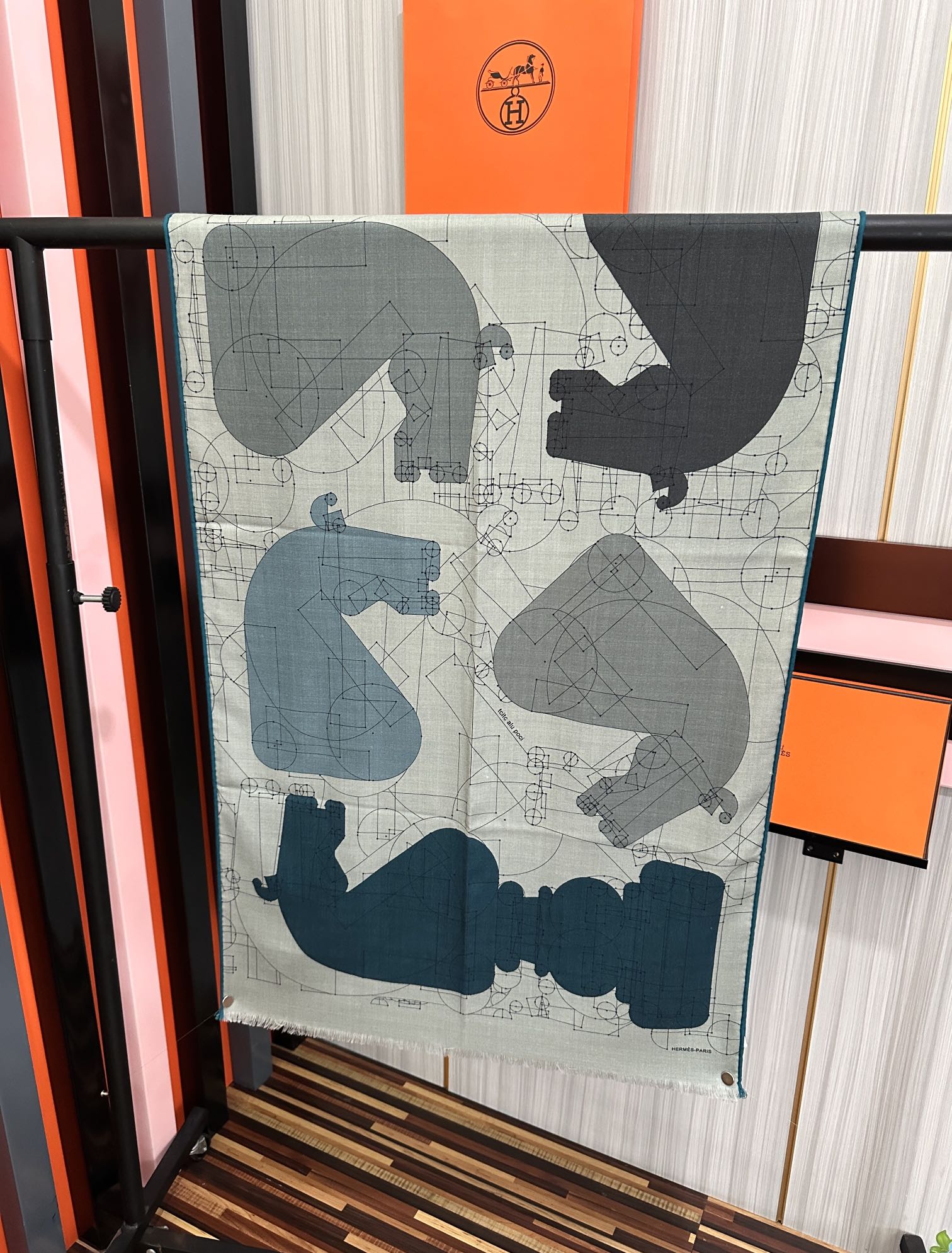 Hermès 爱马士2025【双面同色印花】 下手一定要快 四季都可以用 真心美的让人非常非上身效果简直美翻了 品质非常完美 整个围巾给人气场的同时又非常 秀丽 绝对值得入手的新款 实物一拿到就会庆幸自己是女人的绝美好货 尺寸：65x185