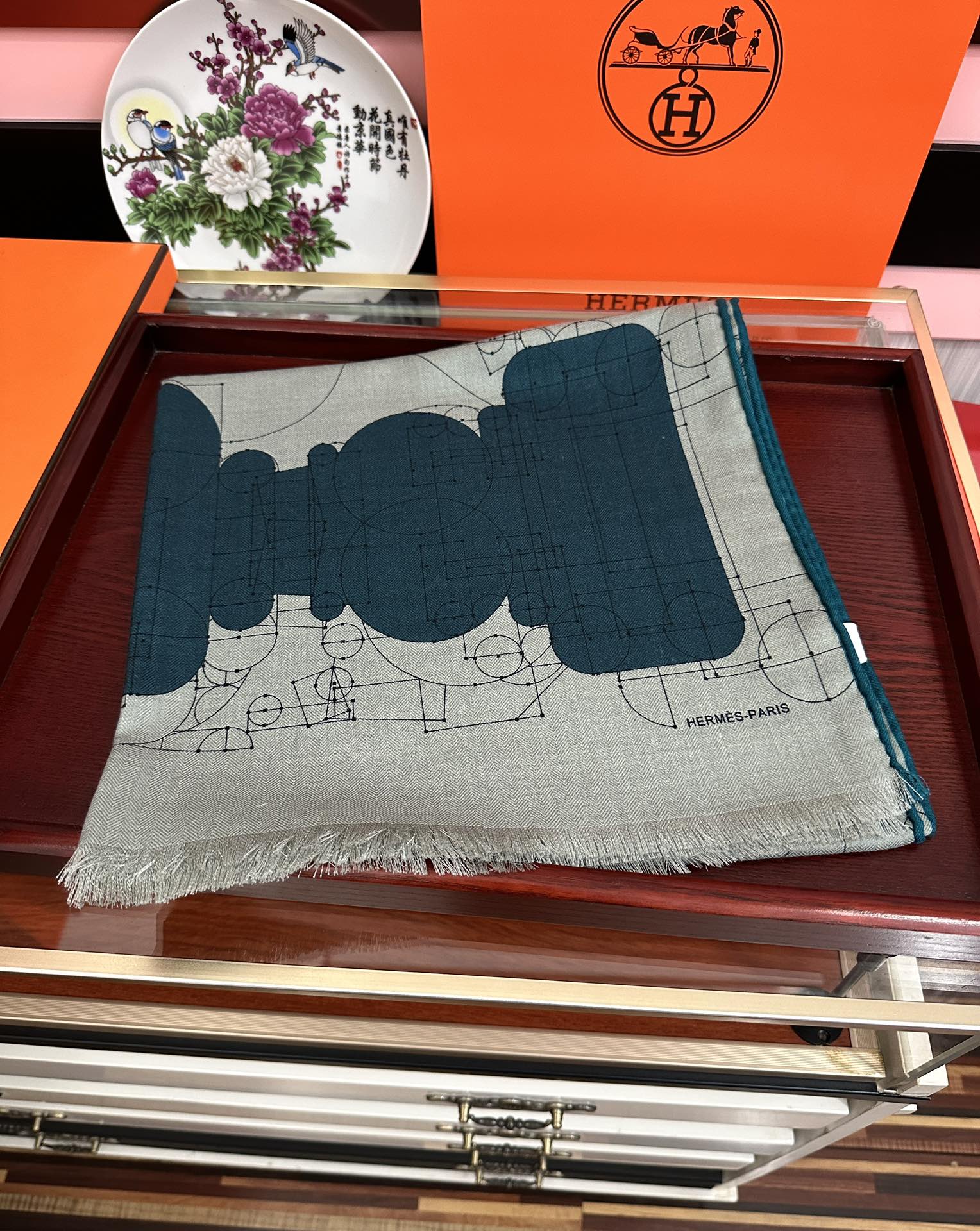 Hermès 爱马士2025【双面同色印花】 下手一定要快 四季都可以用 真心美的让人非常非上身效果简直美翻了 品质非常完美 整个围巾给人气场的同时又非常 秀丽 绝对值得入手的新款 实物一拿到就会庆幸自己是女人的绝美好货 尺寸：65x185
