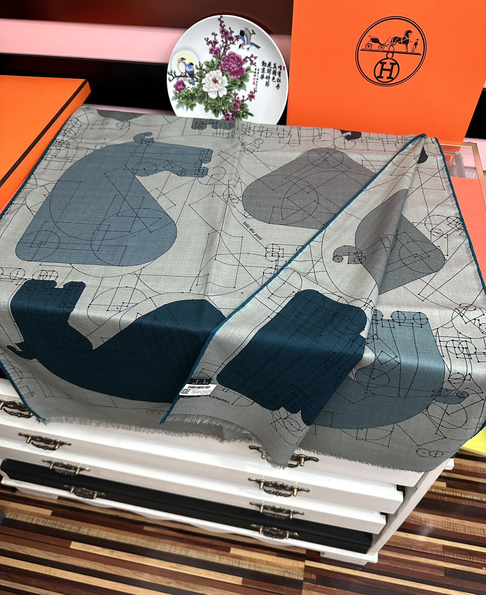 Hermès 爱马士2025【双面同色印花】 下手一定要快 四季都可以用 真心美的让人非常非上身效果简直美翻了 品质非常完美 整个围巾给人气场的同时又非常 秀丽 绝对值得入手的新款 实物一拿到就会庆幸自己是女人的绝美好货 尺寸：65x185