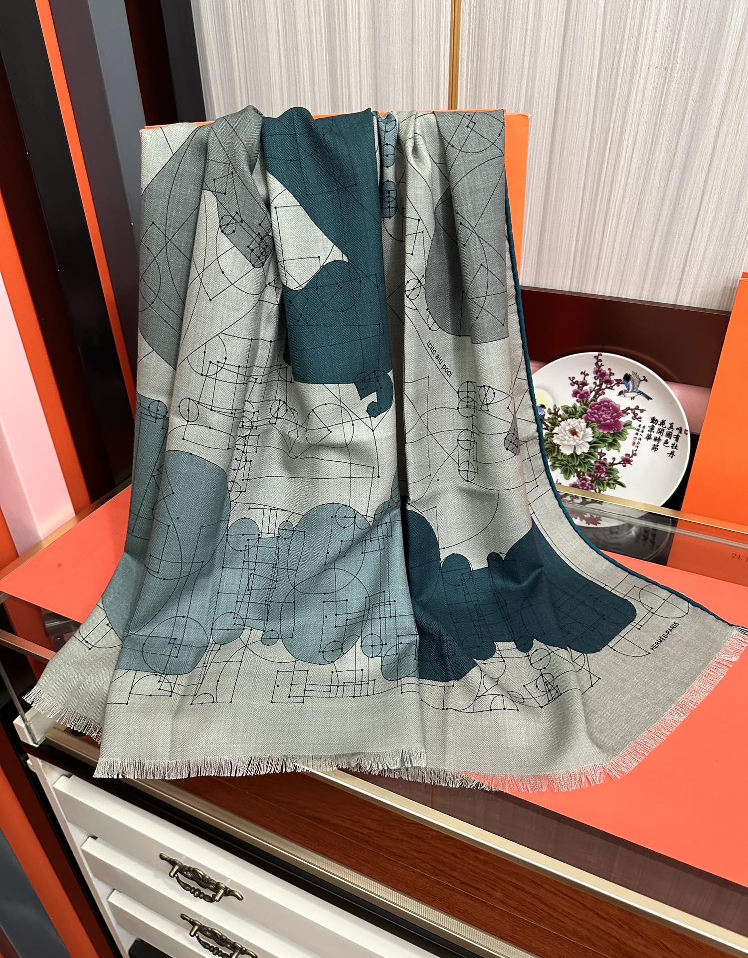 Hermès 爱马士2025【双面同色印花】 下手一定要快 四季都可以用 真心美的让人非常非上身效果简直美翻了 品质非常完美 整个围巾给人气场的同时又非常 秀丽 绝对值得入手的新款 实物一拿到就会庆幸自己是女人的绝美好货 尺寸：65x185