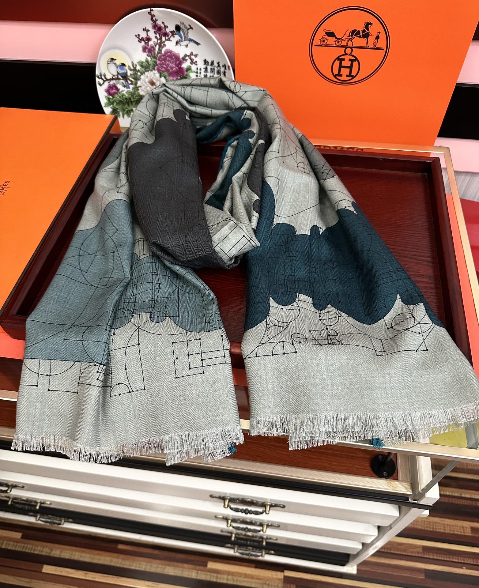 Hermès 爱马士2025【双面同色印花】 下手一定要快 四季都可以用 真心美的让人非常非上身效果简直美翻了 品质非常完美 整个围巾给人气场的同时又非常 秀丽 绝对值得入手的新款 实物一拿到就会庆幸自己是女人的绝美好货 尺寸：65x185