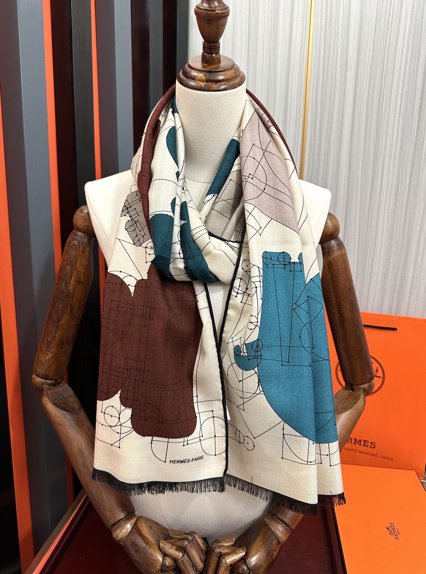 Hermès 爱马士2025【双面同色印花】 下手一定要快 四季都可以用 真心美的让人非常非上身效果简直美翻了 品质非常完美 整个围巾给人气场的同时又非常 秀丽 绝对值得入手的新款 实物一拿到就会庆幸自己是女人的绝美好货 尺寸：65x185