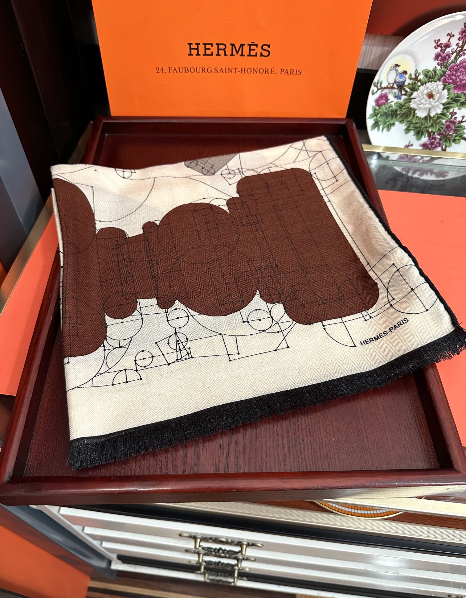 Hermès 爱马士2025【双面同色印花】 下手一定要快 四季都可以用 真心美的让人非常非上身效果简直美翻了 品质非常完美 整个围巾给人气场的同时又非常 秀丽 绝对值得入手的新款 实物一拿到就会庆幸自己是女人的绝美好货 尺寸：65x185