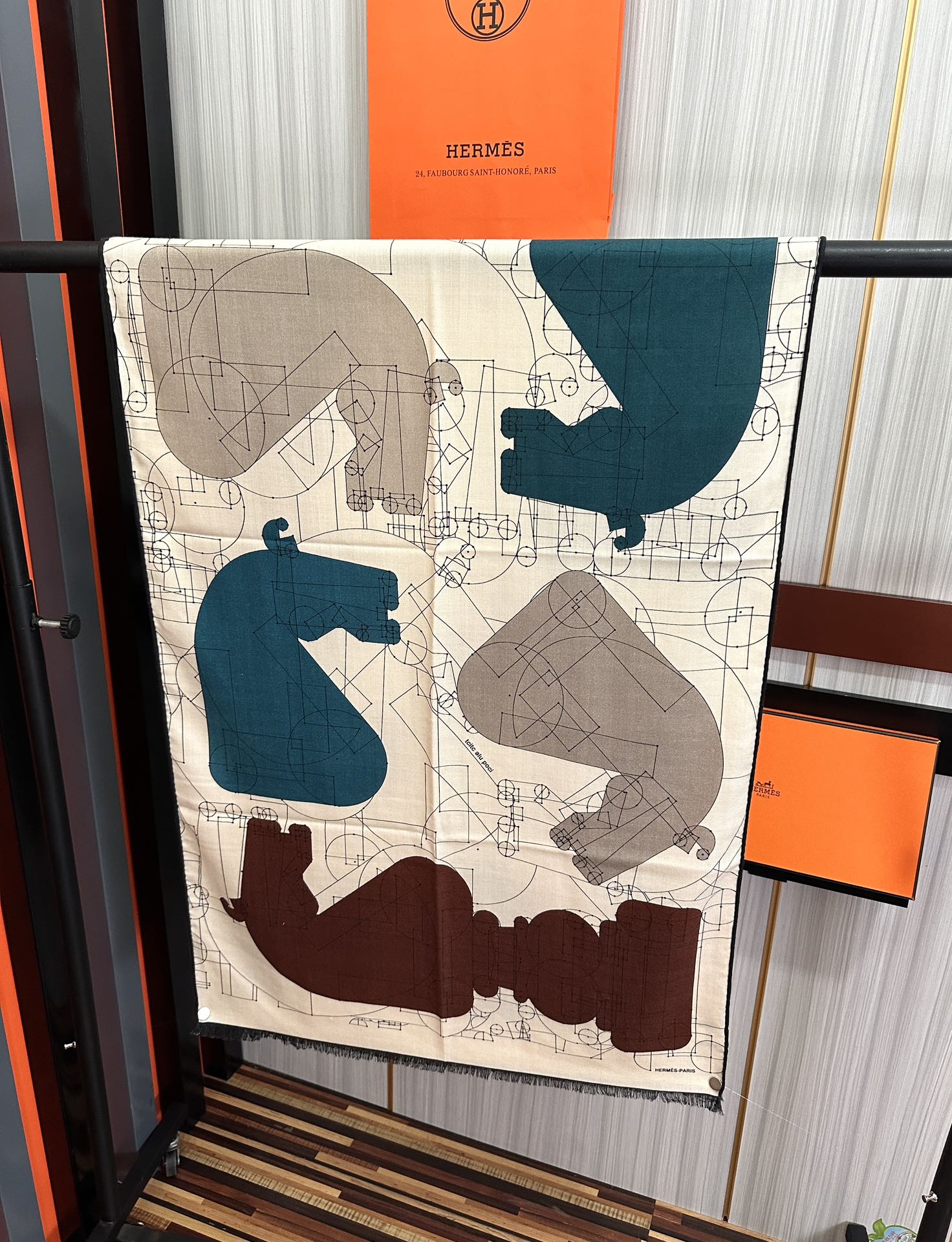 Hermès 爱马士2025【双面同色印花】 下手一定要快 四季都可以用 真心美的让人非常非上身效果简直美翻了 品质非常完美 整个围巾给人气场的同时又非常 秀丽 绝对值得入手的新款 实物一拿到就会庆幸自己是女人的绝美好货 尺寸：65x185