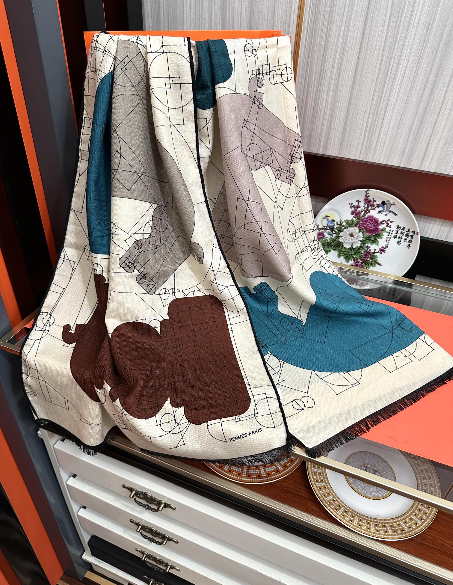 Hermès 爱马士2025【双面同色印花】 下手一定要快 四季都可以用 真心美的让人非常非上身效果简直美翻了 品质非常完美 整个围巾给人气场的同时又非常 秀丽 绝对值得入手的新款 实物一拿到就会庆幸自己是女人的绝美好货 尺寸：65x185